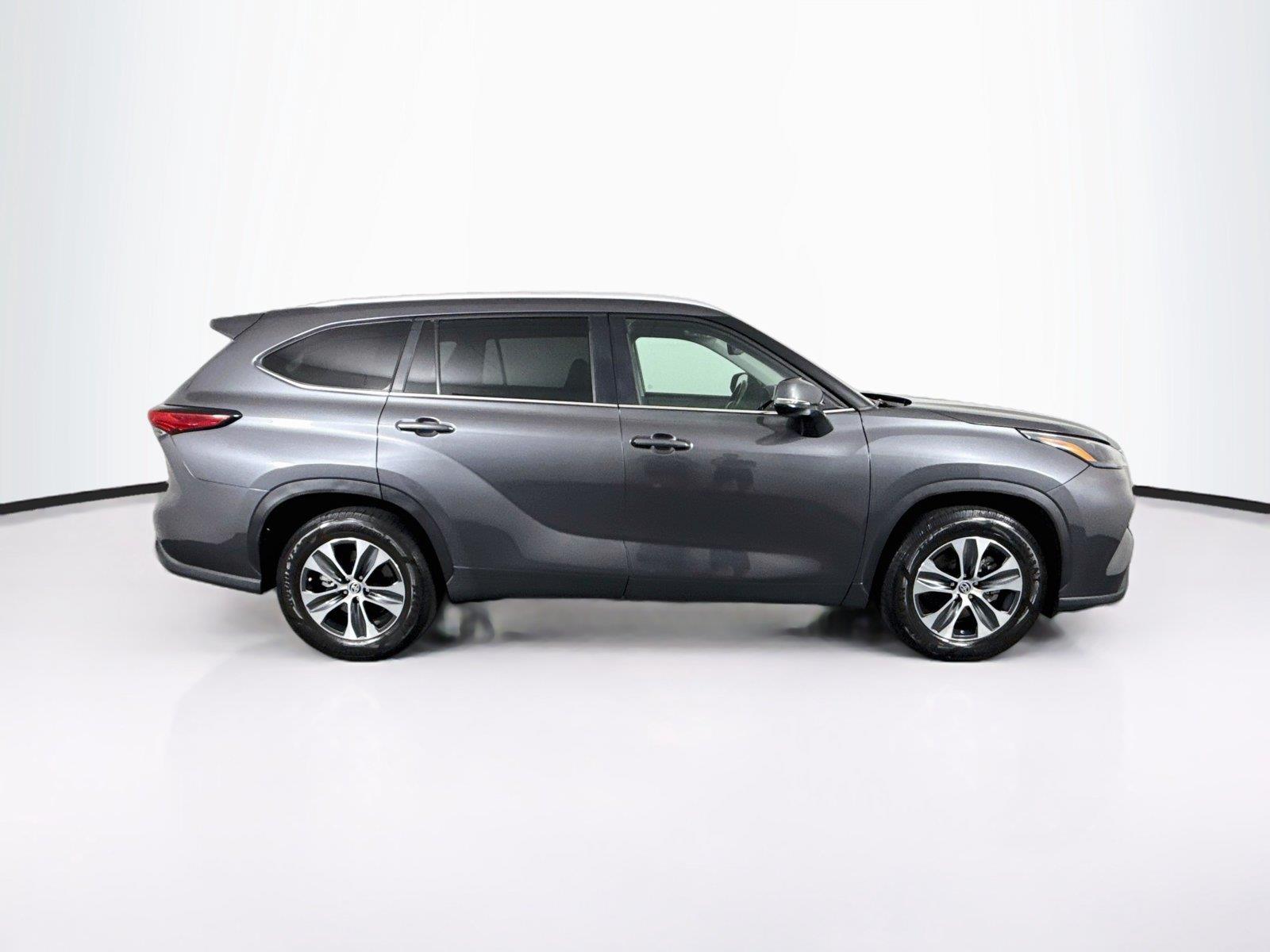 2023 Toyota Highlander XLE photo 10