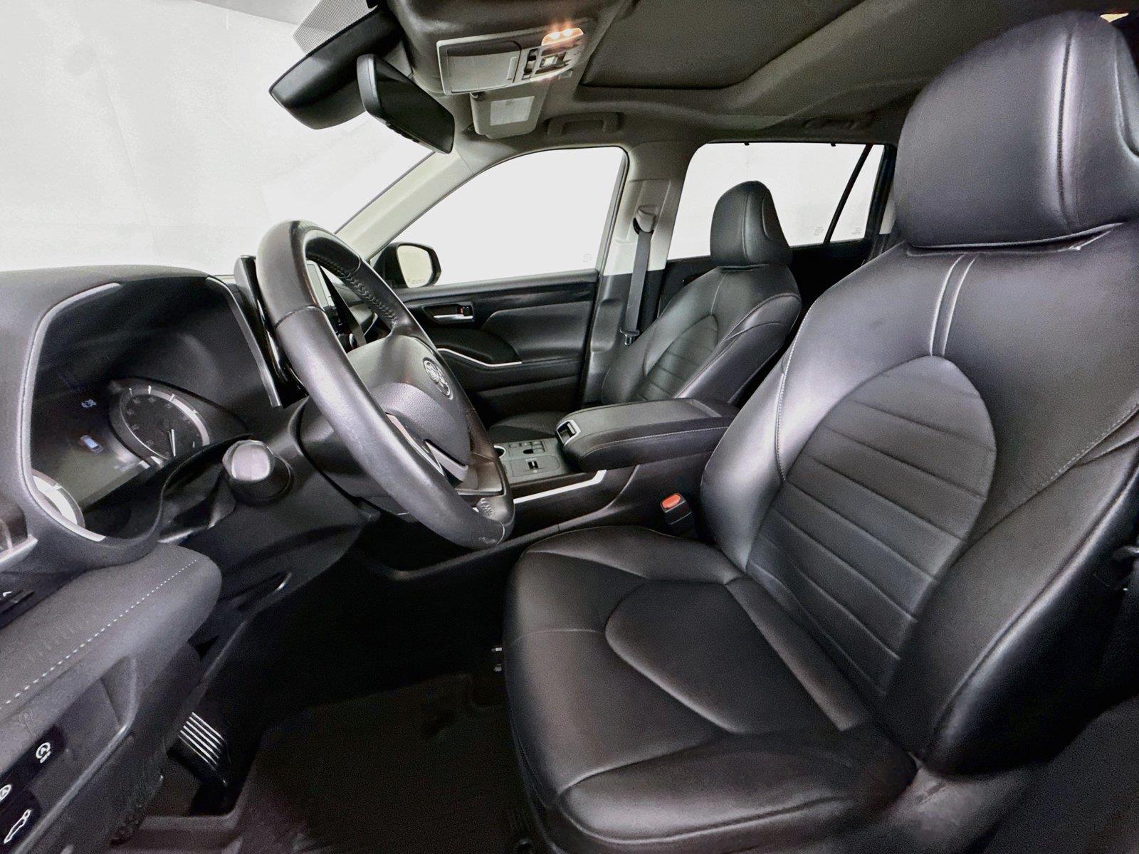 2023 Toyota Highlander XLE photo 2