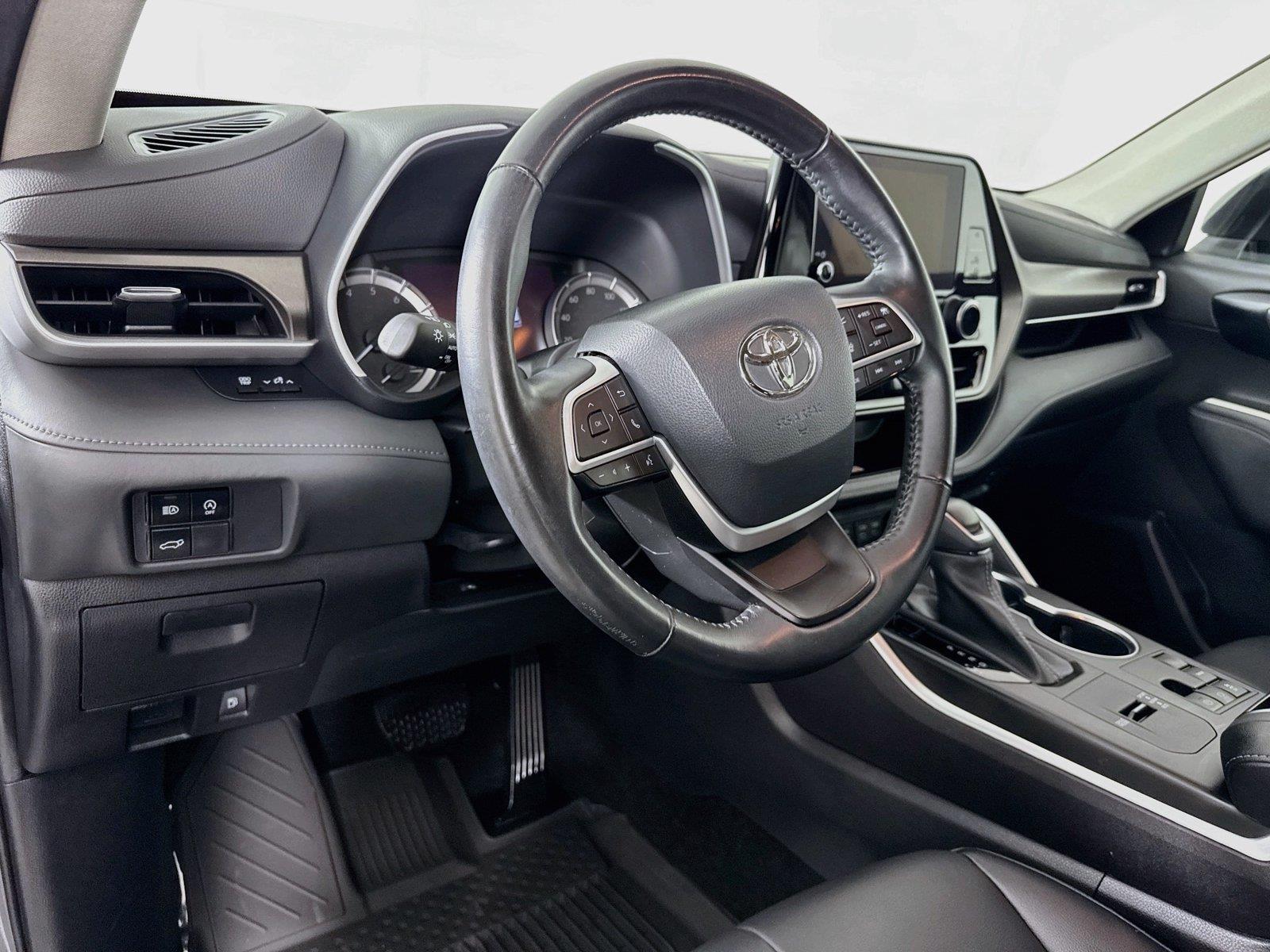 2023 Toyota Highlander XLE photo 3