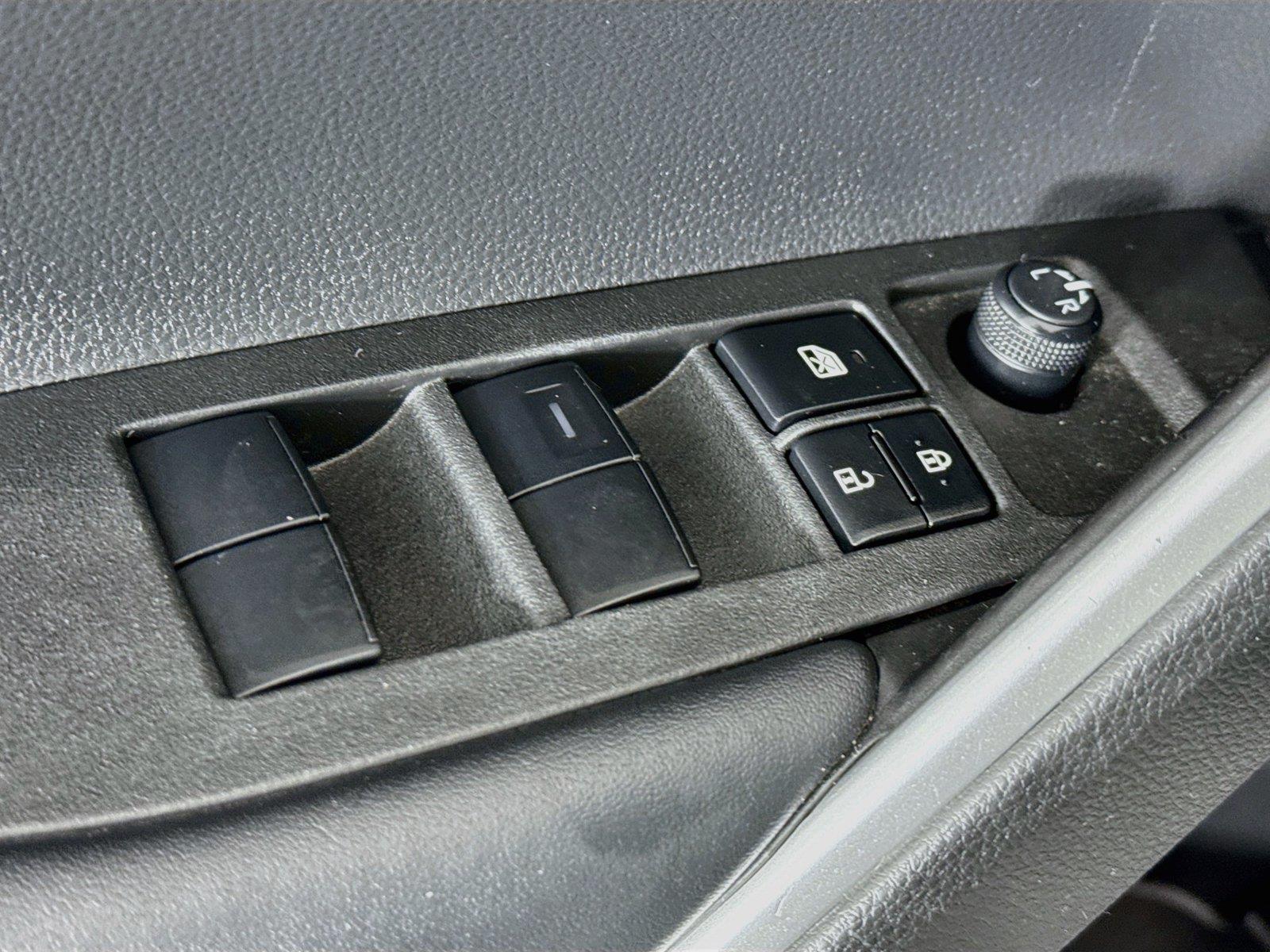 2022 Toyota Corolla Cross L photo 23