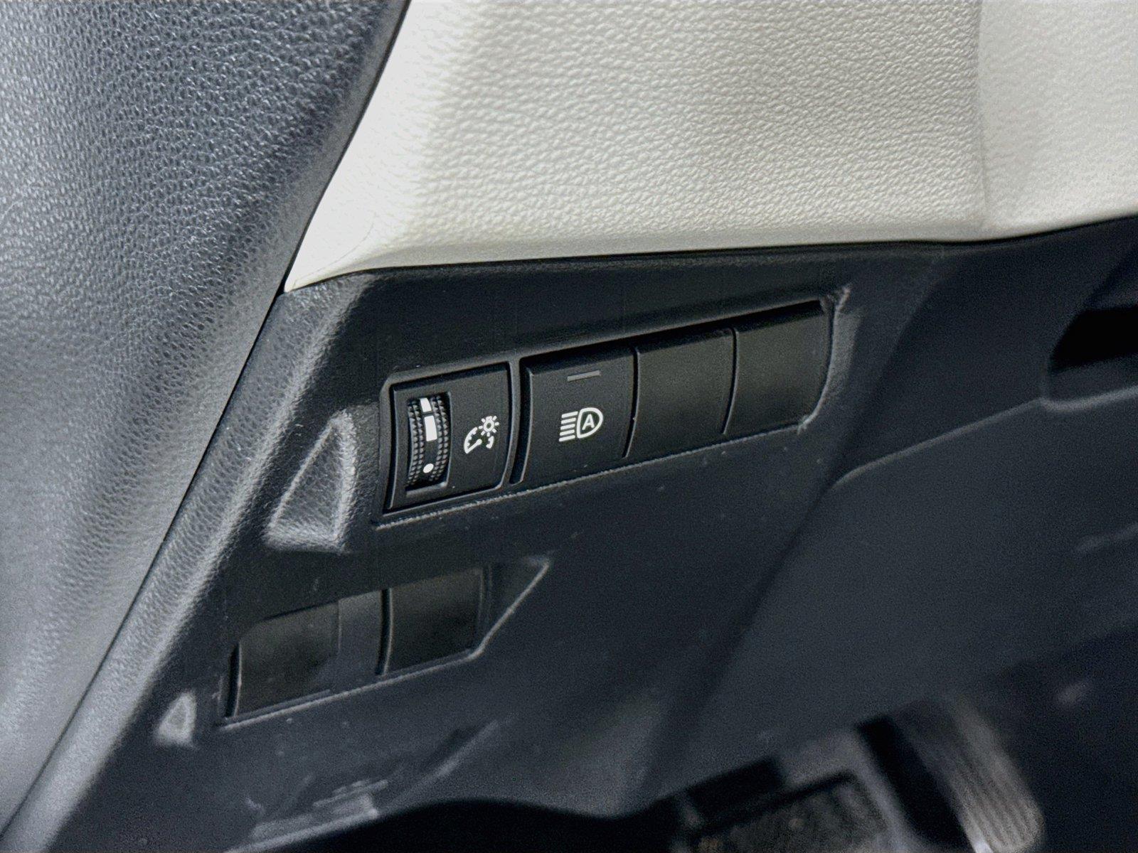 2022 Toyota Corolla Cross L photo 13