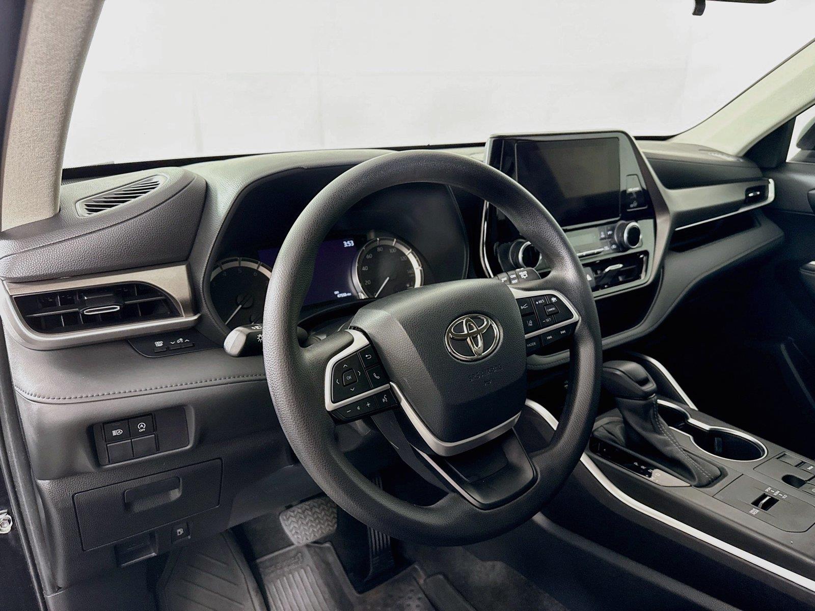 2023 Toyota Highlander L photo 3