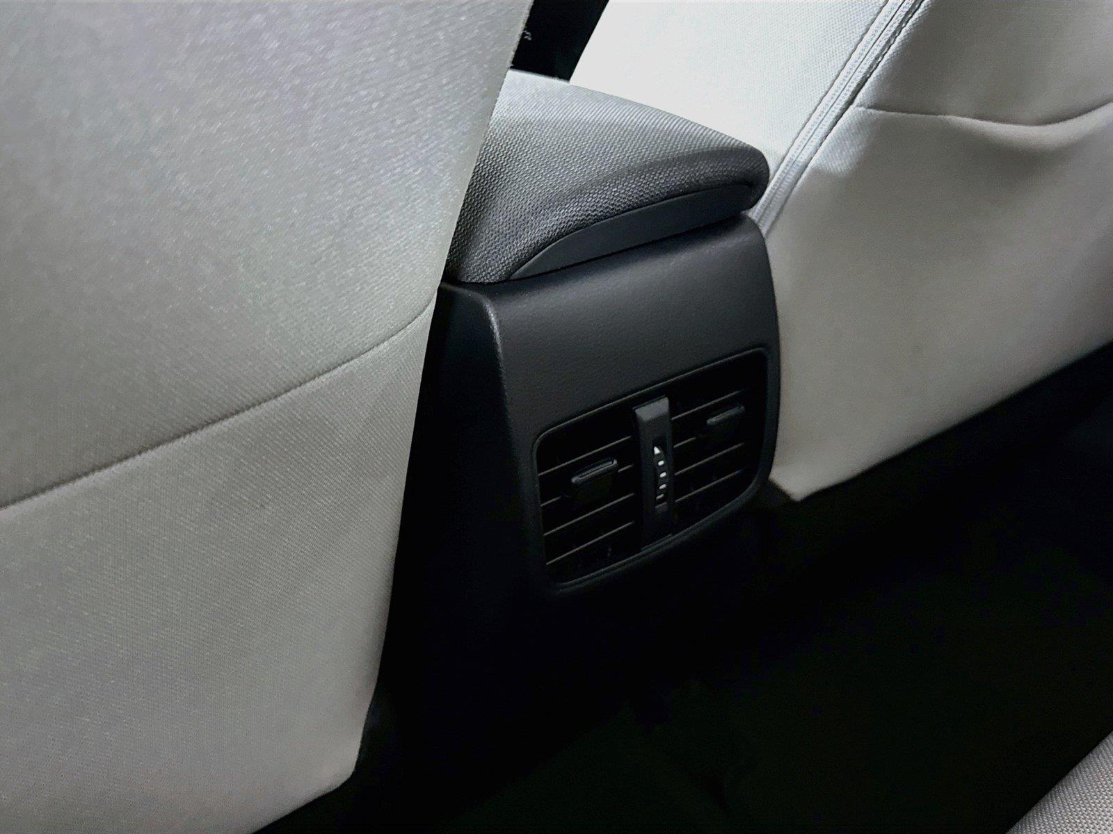 2022 Toyota Corolla Cross L photo 30