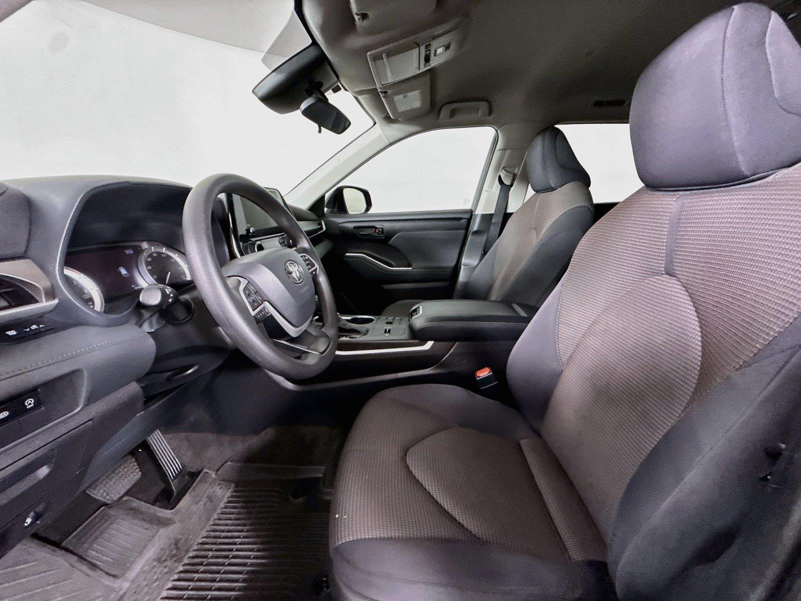 2023 Toyota Highlander L photo 2