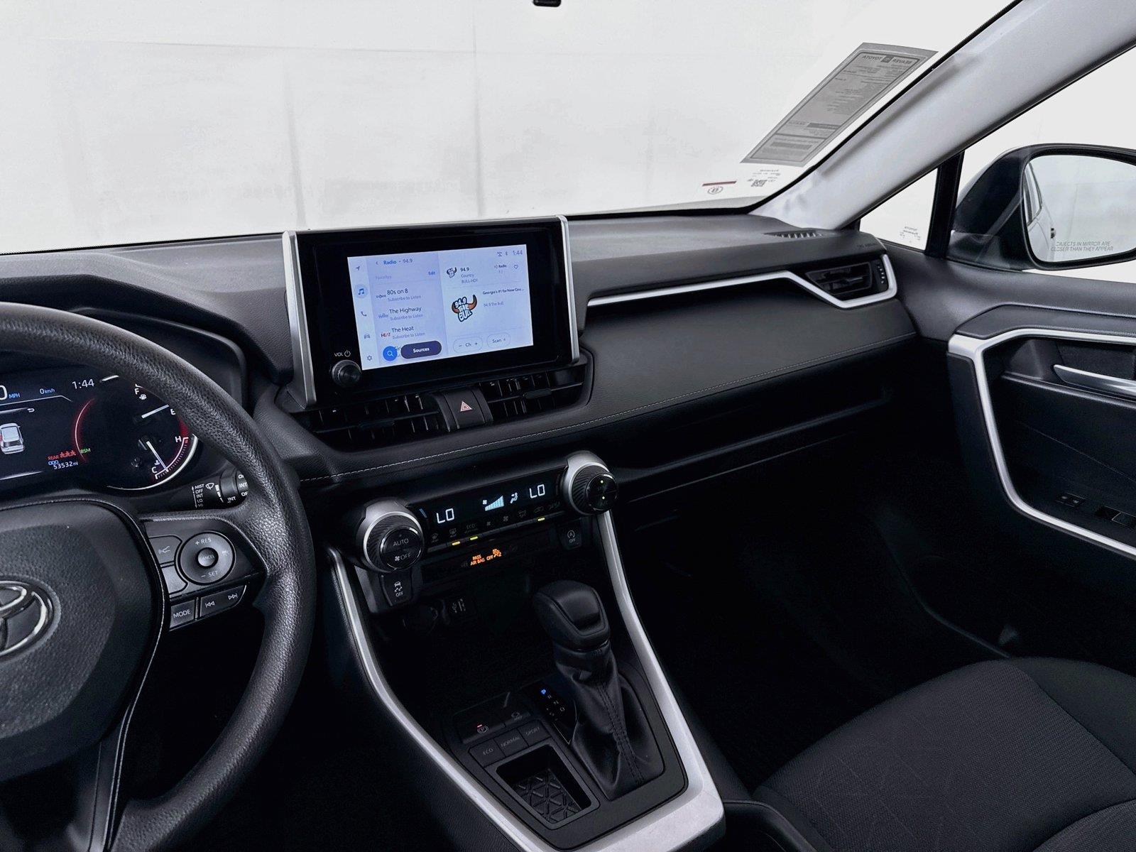 2025 Toyota RAV4 XLE photo 31