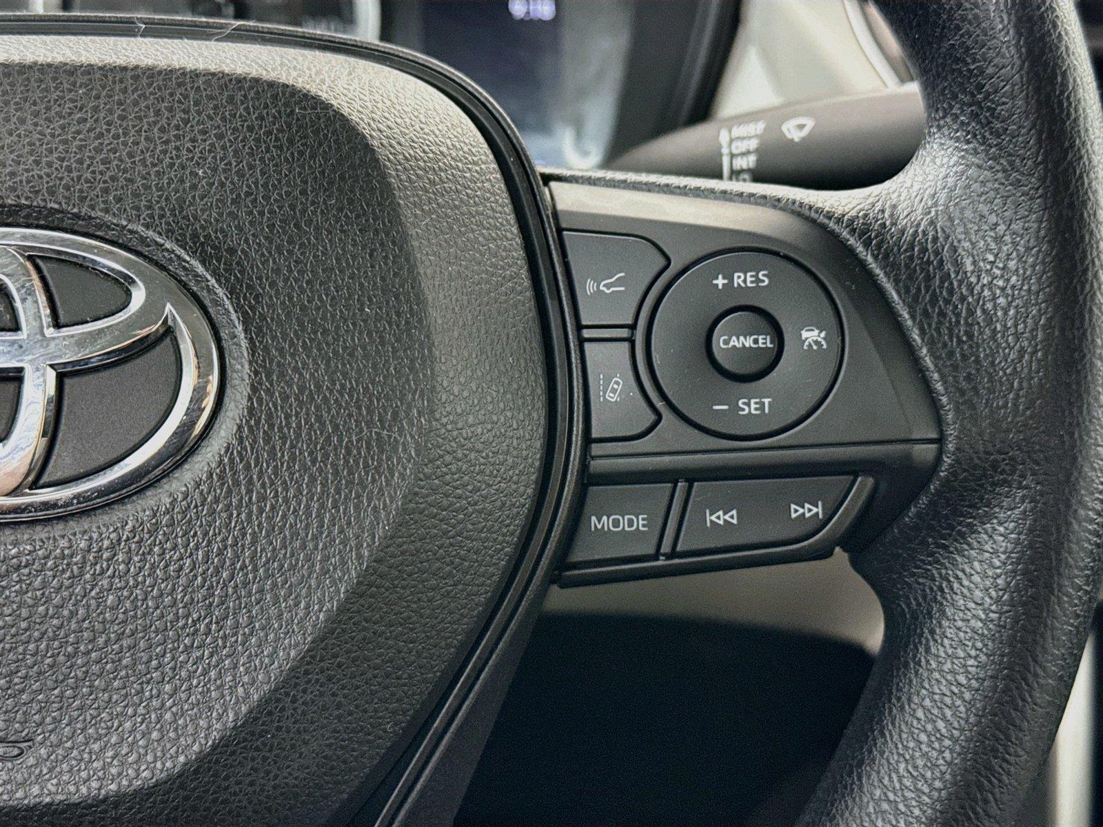 2022 Toyota Corolla Cross L photo 16