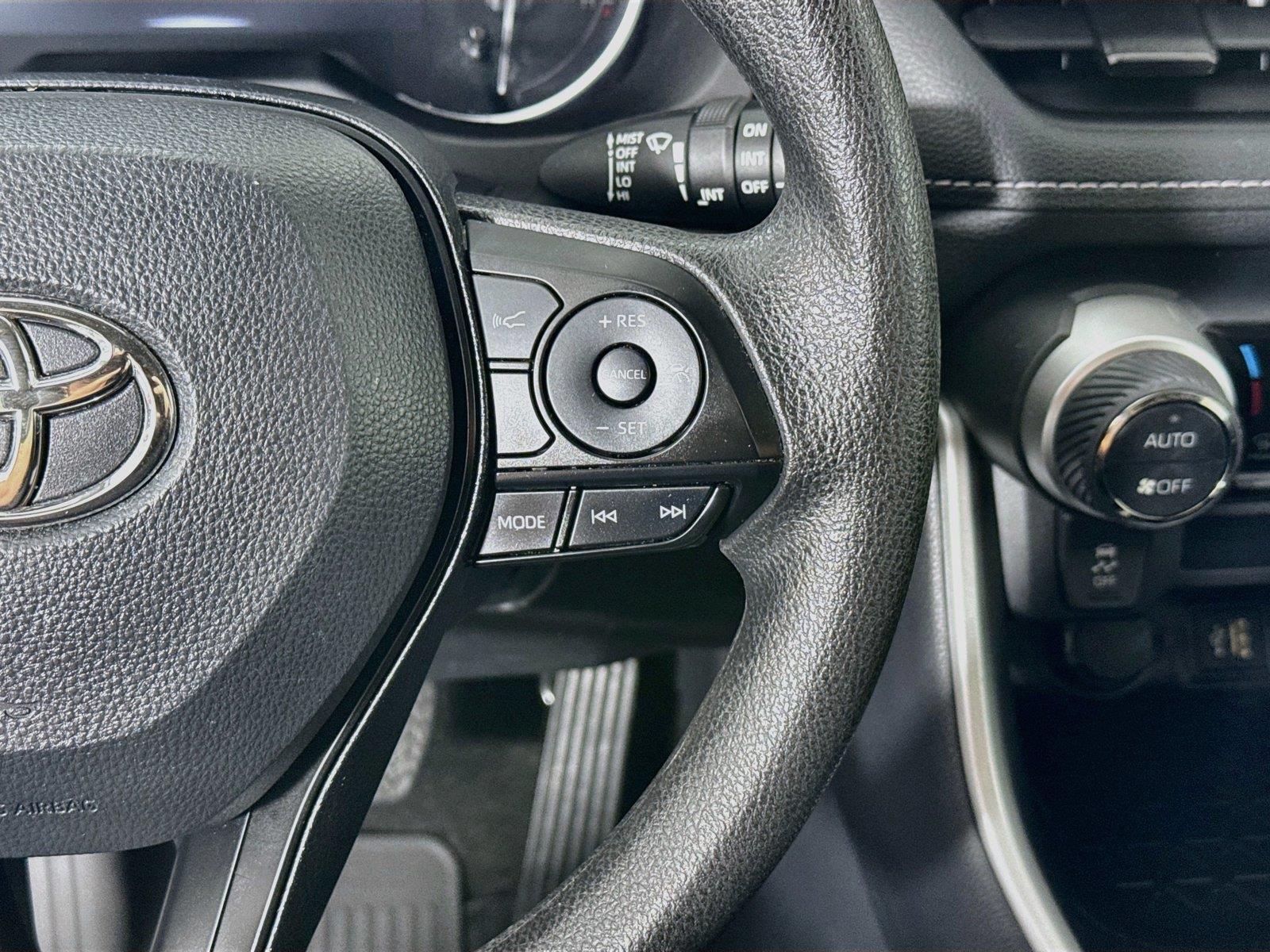 2025 Toyota RAV4 XLE photo 17