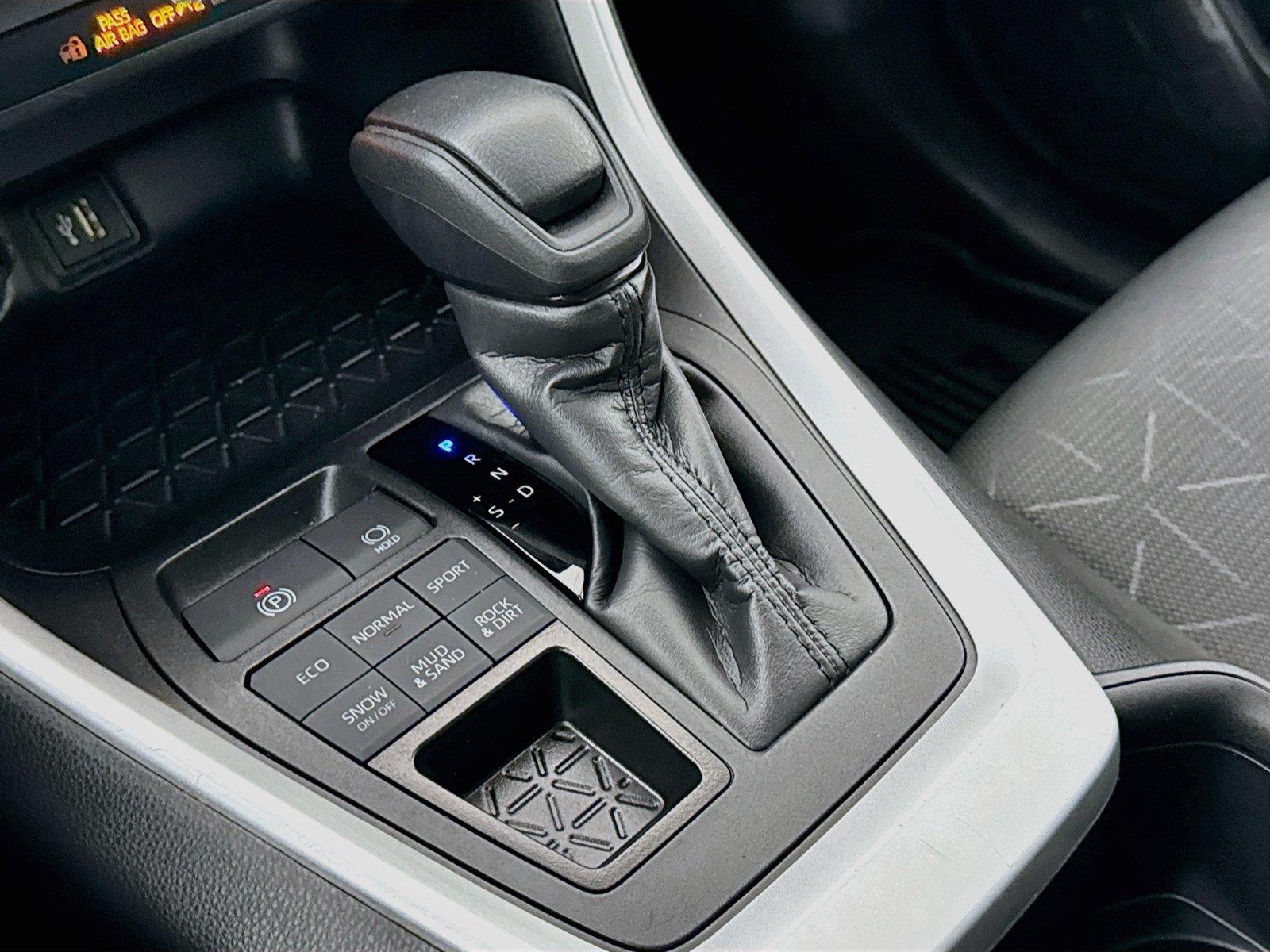 2025 Toyota RAV4 XLE photo 24