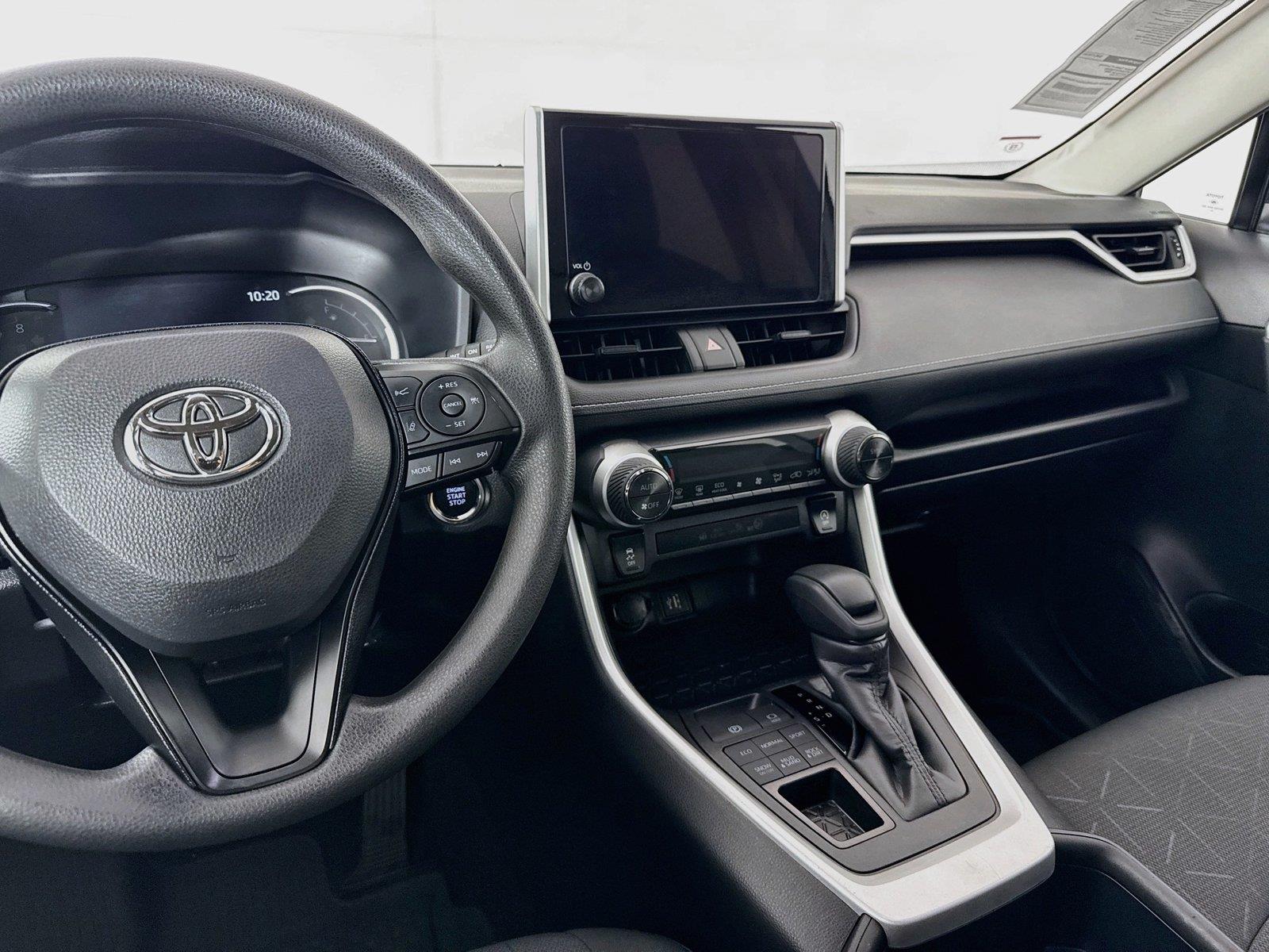 2025 Toyota RAV4 XLE photo 29