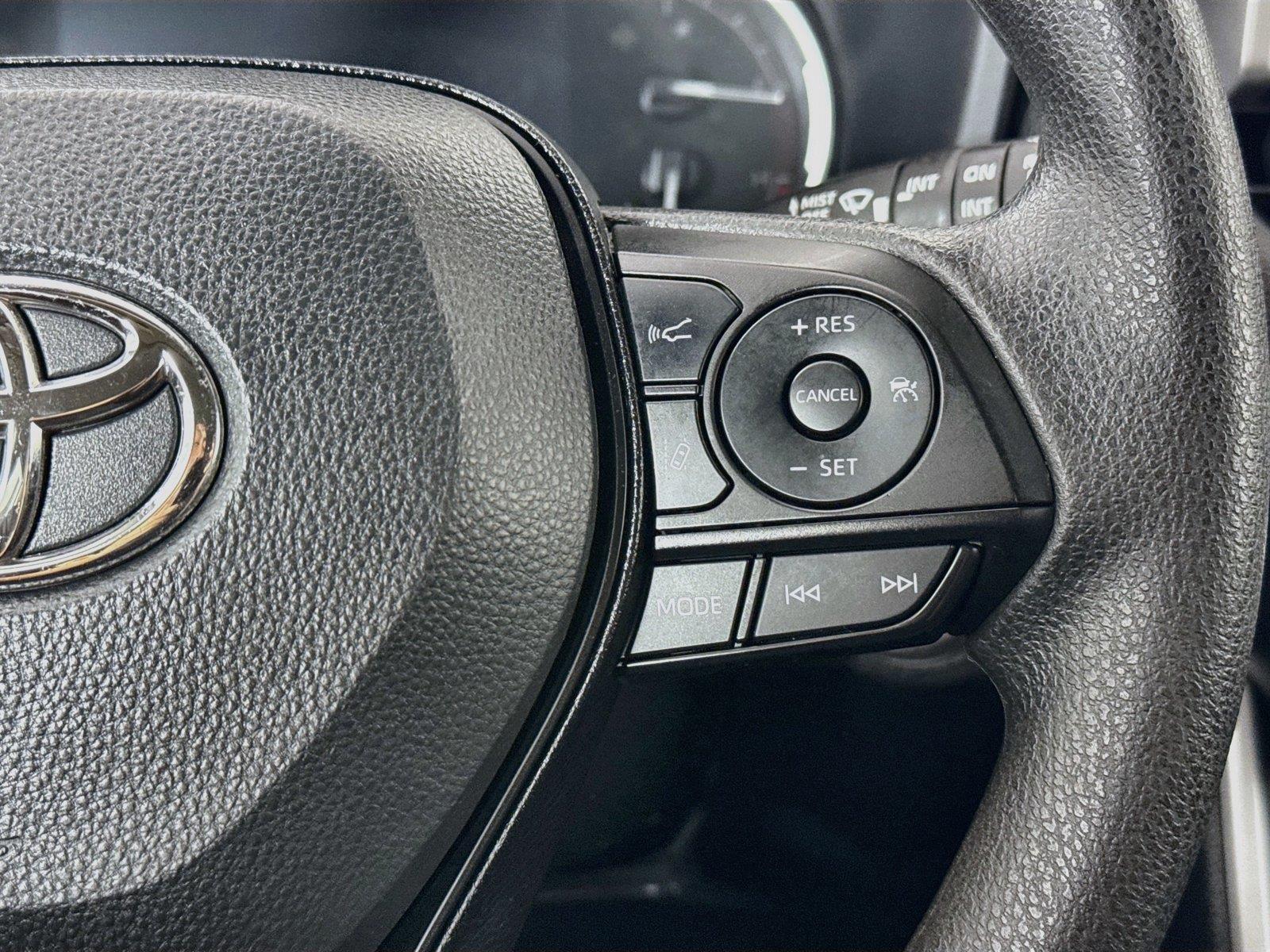 2025 Toyota RAV4 XLE photo 17