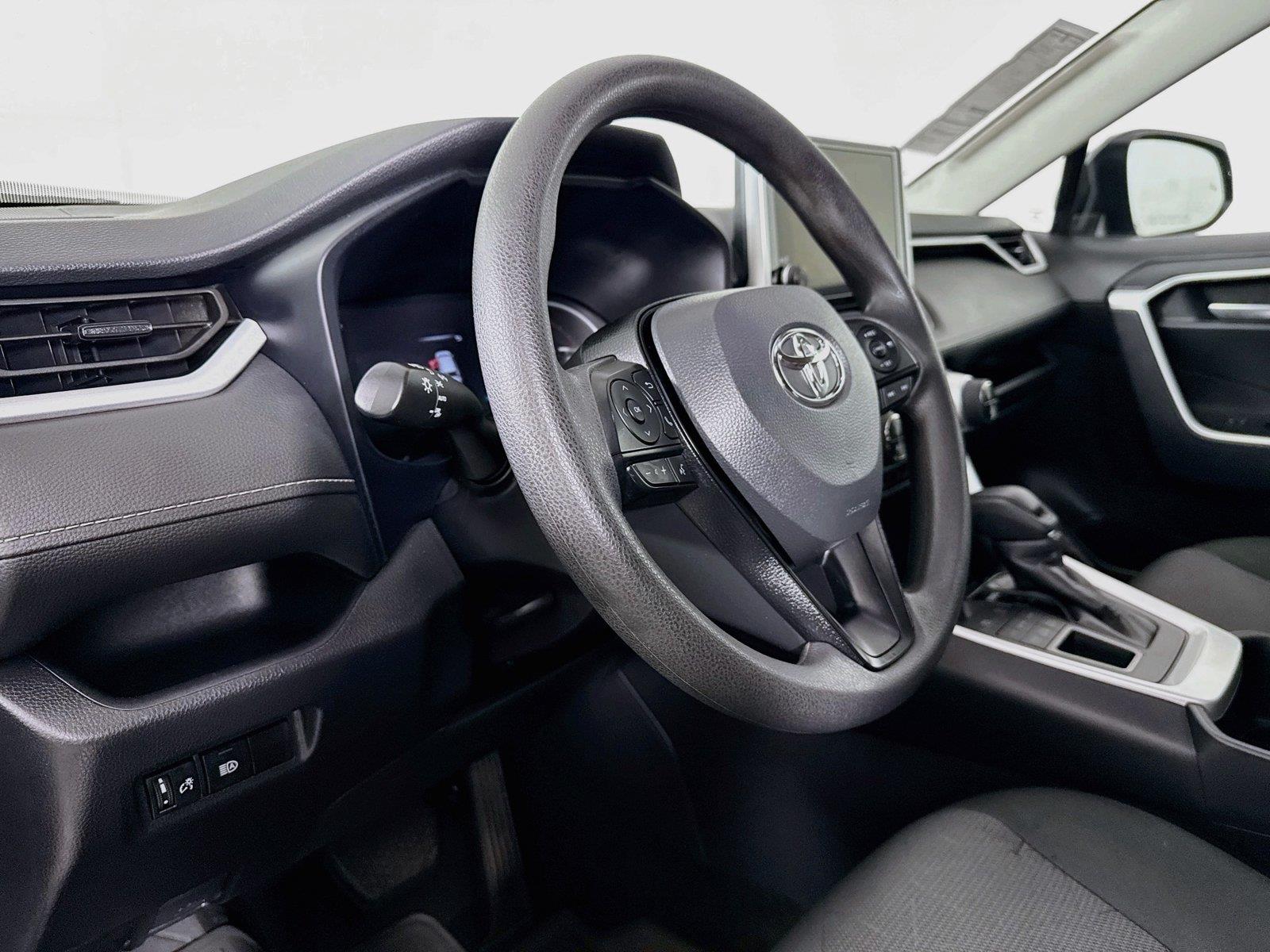 2025 Toyota RAV4 XLE photo 3