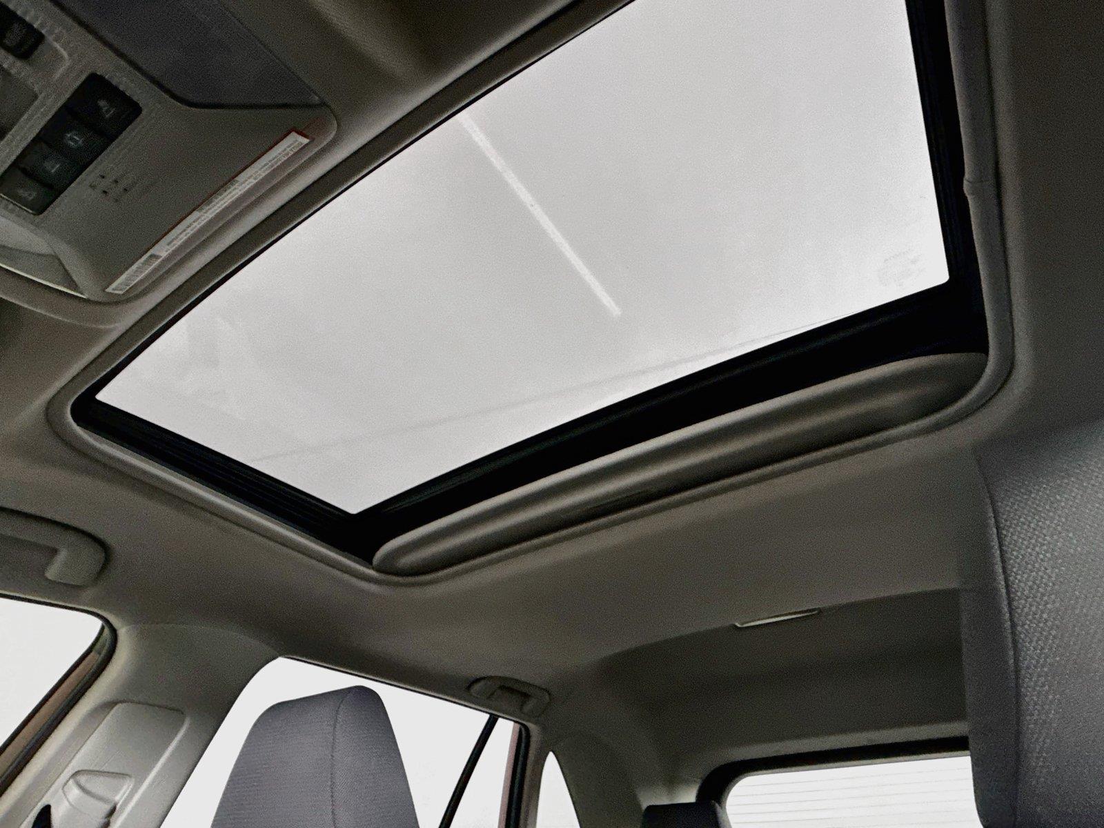 2019 Toyota RAV4 XLE photo 5