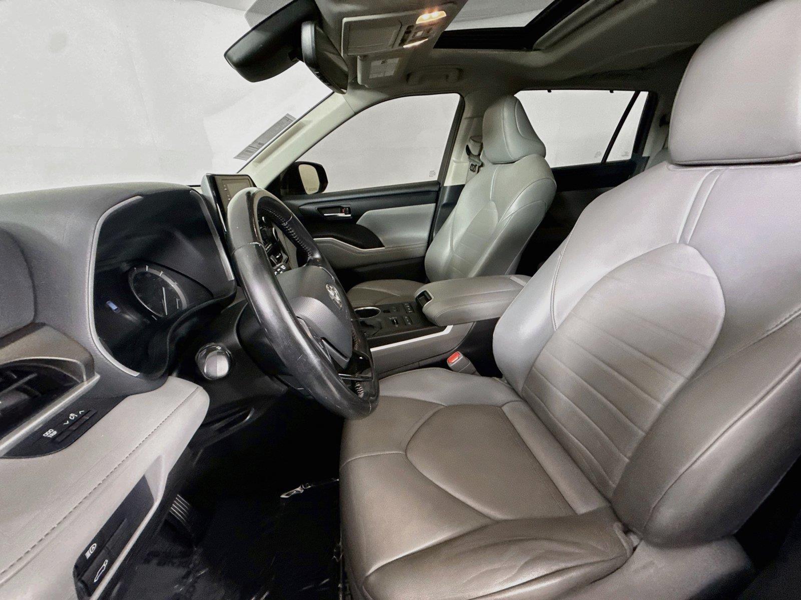 2021 Toyota Highlander XLE photo 2