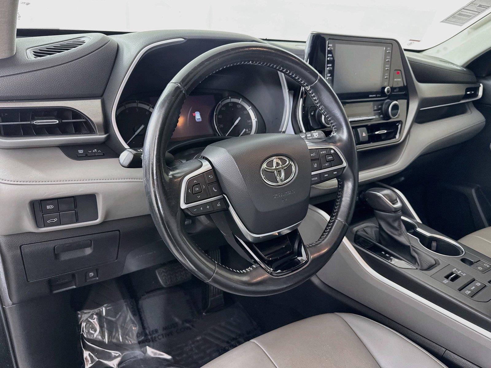 2021 Toyota Highlander XLE photo 3
