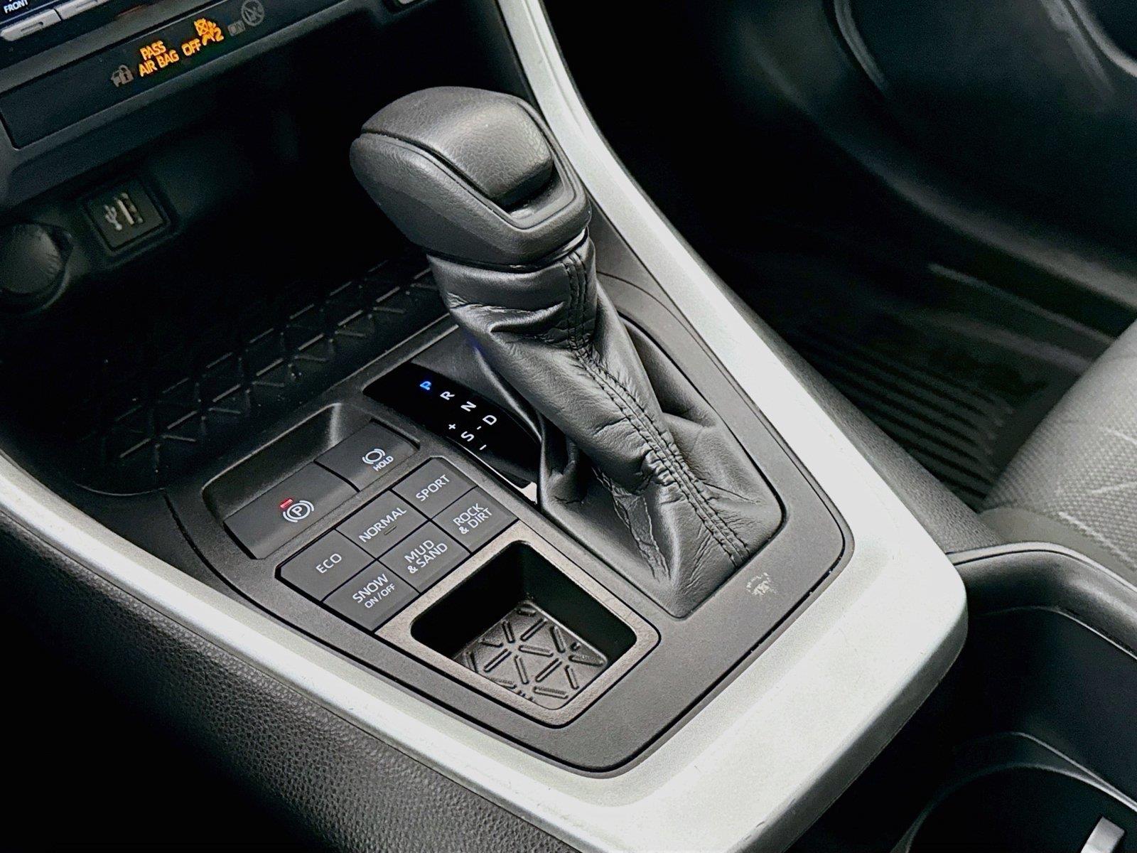 2024 Toyota RAV4 XLE photo 24