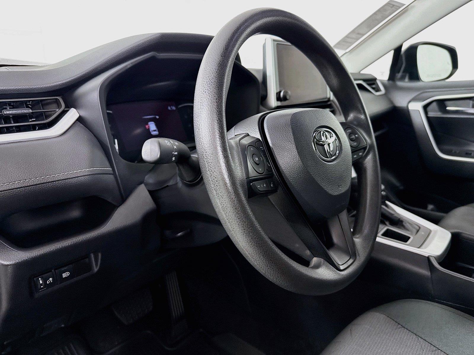 2024 Toyota RAV4 XLE photo 3