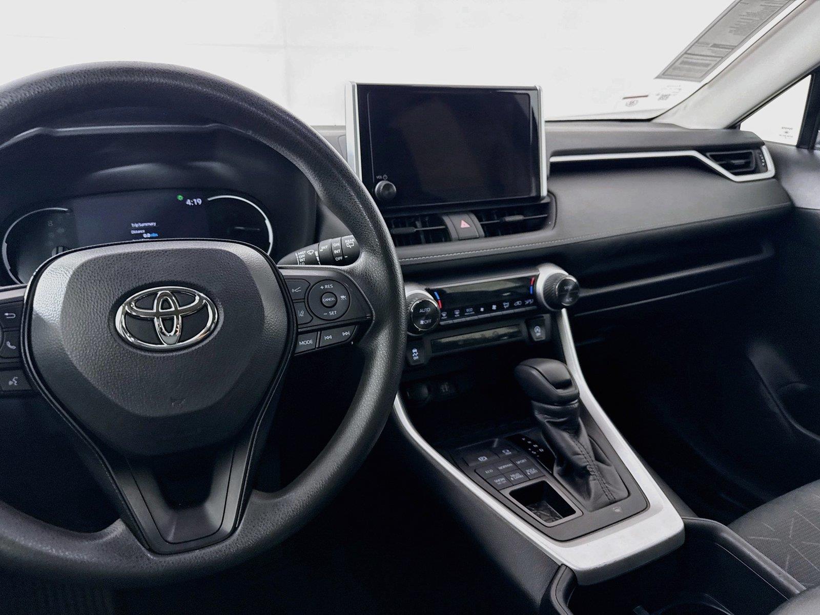 2024 Toyota RAV4 XLE photo 29