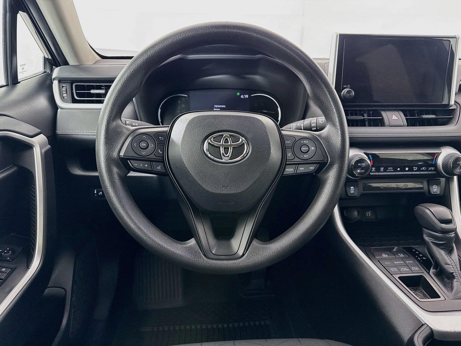 2024 Toyota RAV4 XLE photo 28