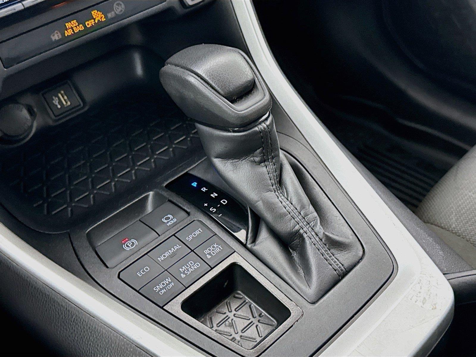 2025 Toyota RAV4 XLE photo 24