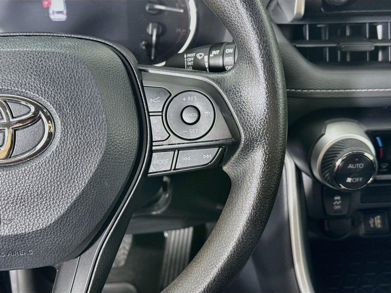 2025 Toyota RAV4 XLE photo 17