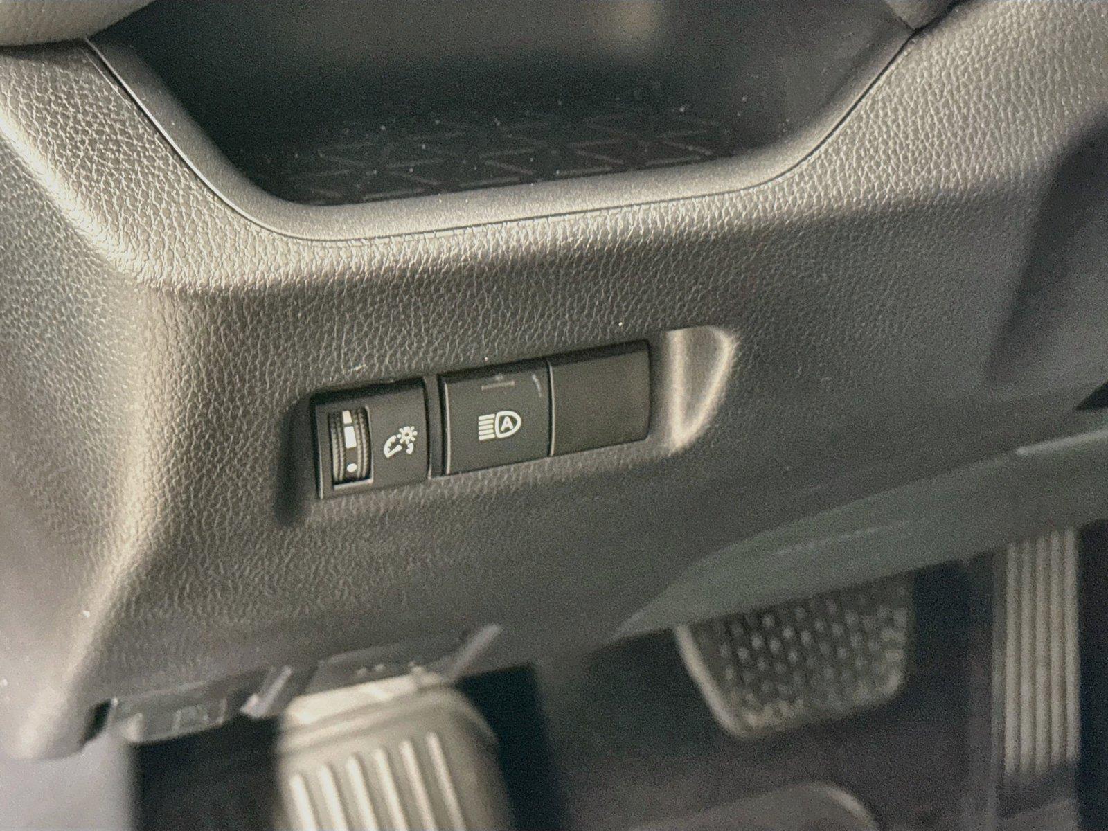 2025 Toyota RAV4 XLE photo 14