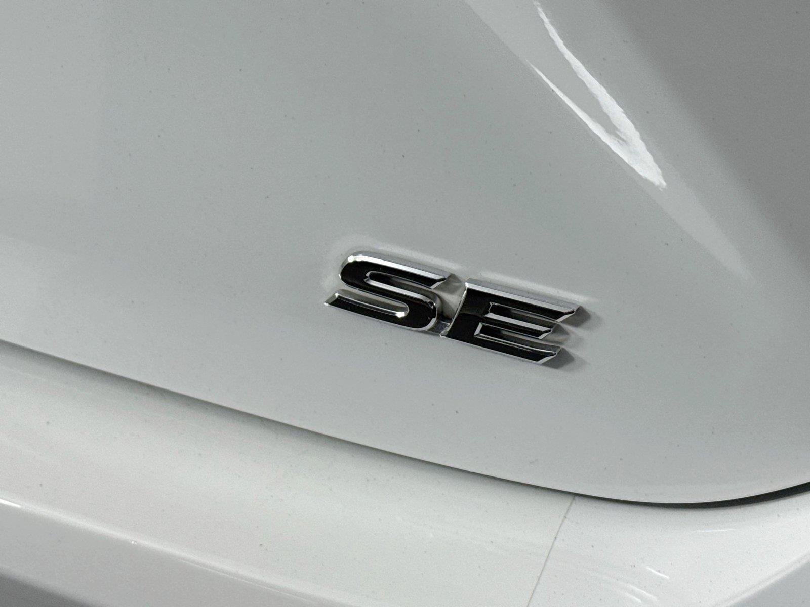 2025 Toyota Camry SE photo 13