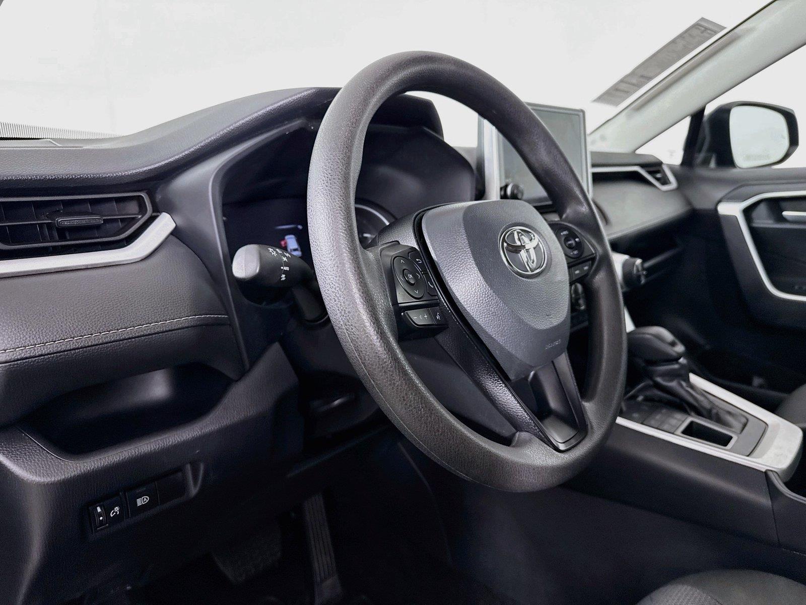 2025 Toyota RAV4 XLE photo 3