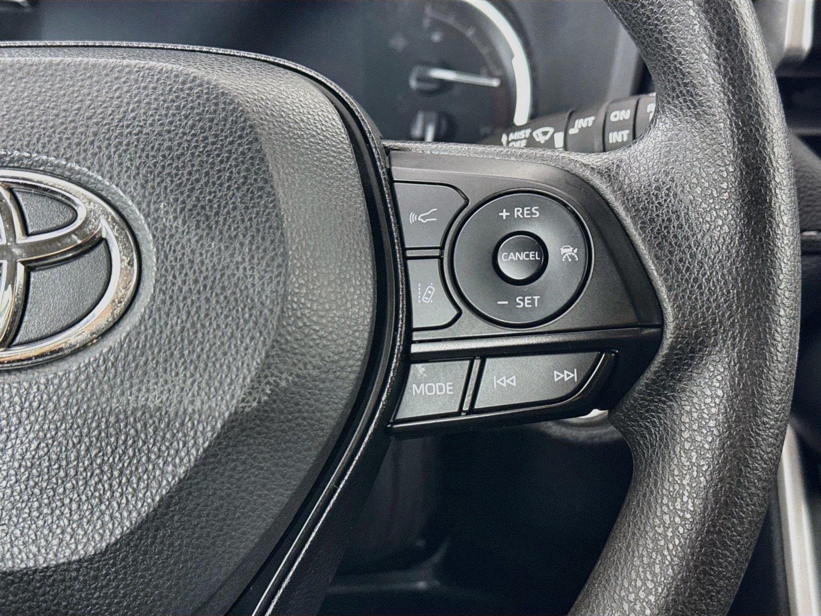 2025 Toyota RAV4 XLE photo 17