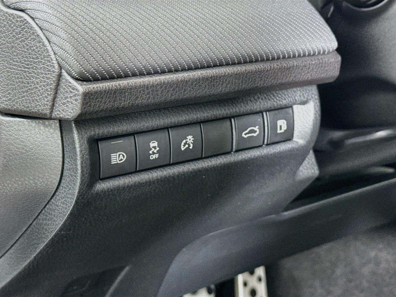 2025 Toyota Camry SE photo 14