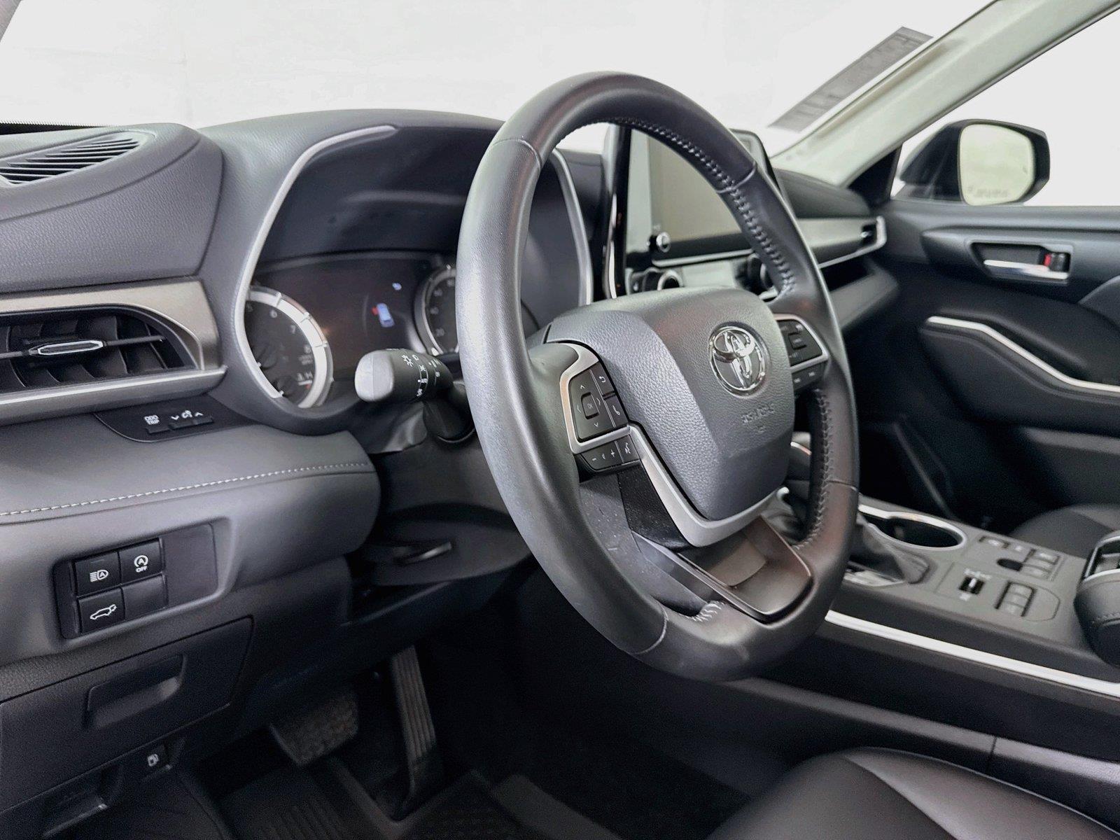 2026 Toyota Highlander XLE photo 3