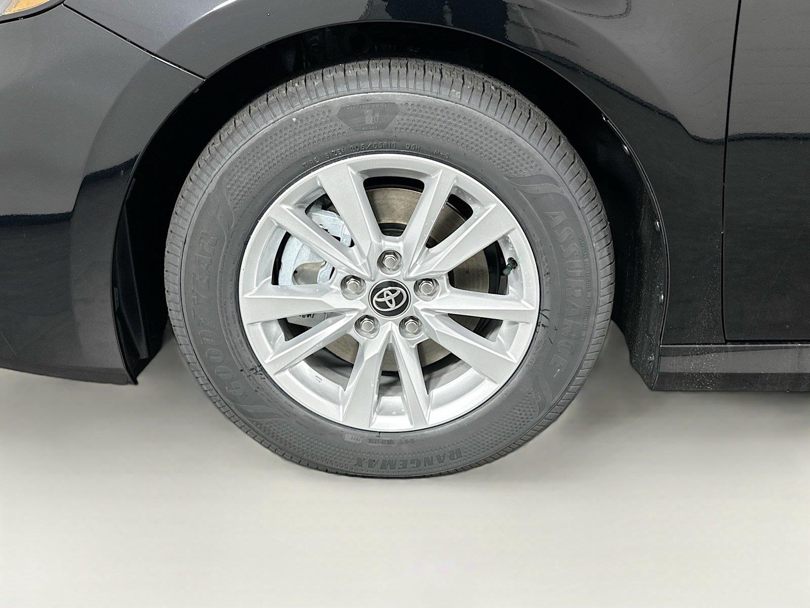 2026 Toyota Camry LE photo 14