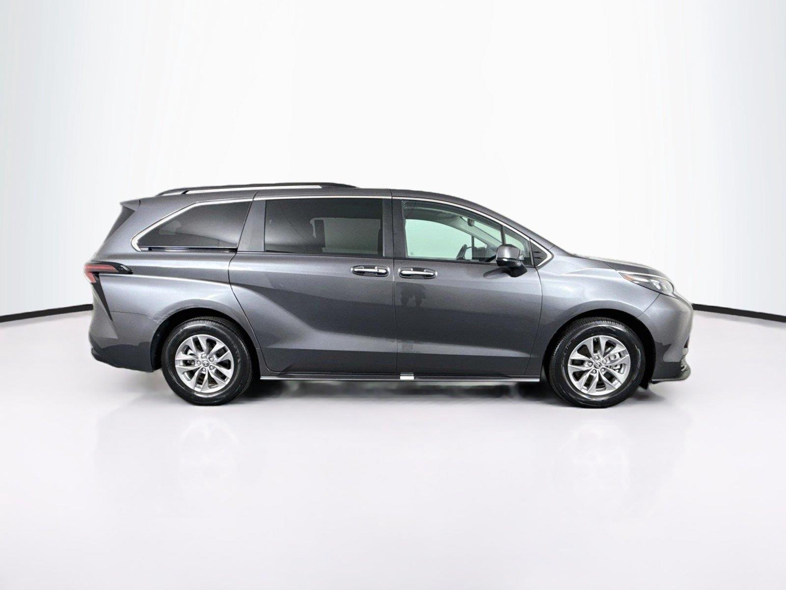 2025 Toyota Sienna XLE 8-Passenger photo 10