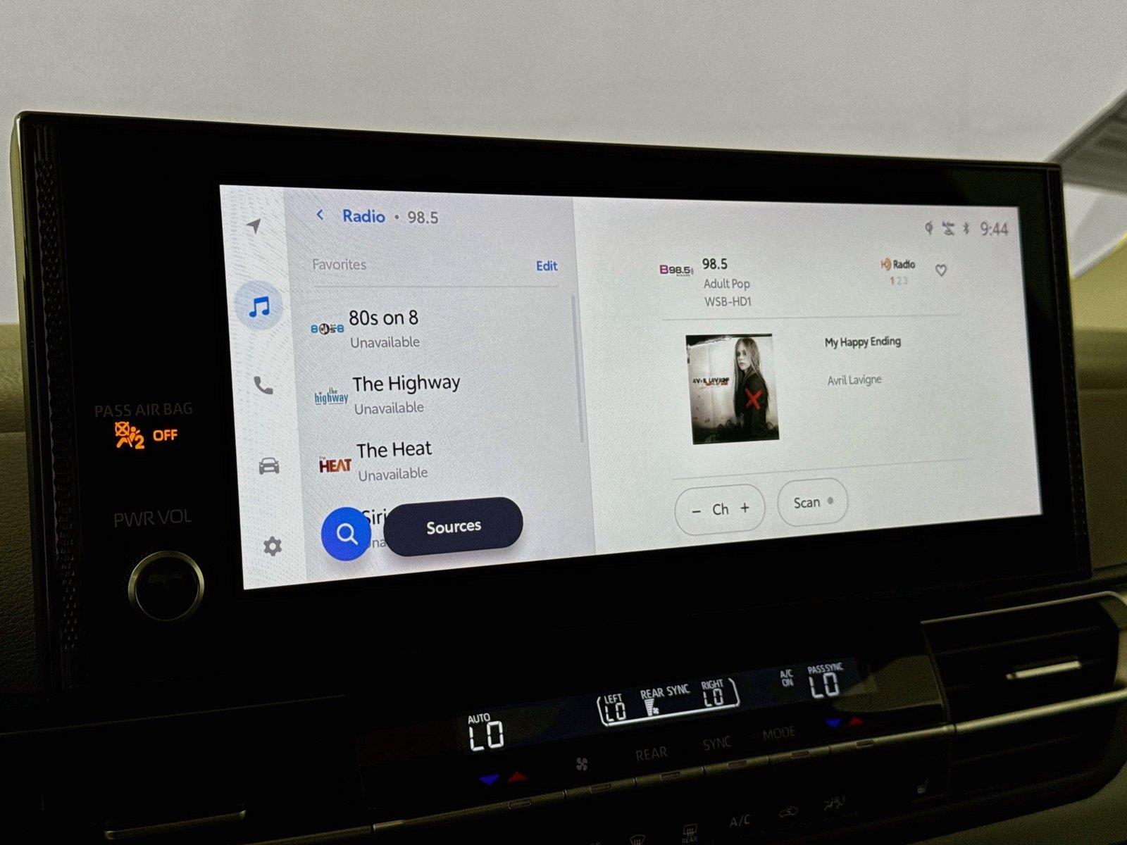 2025 Toyota Sienna XLE 8-Passenger photo 24