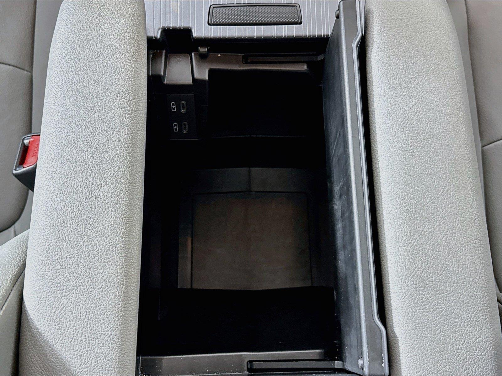 2025 Toyota Sienna XLE 8-Passenger photo 33