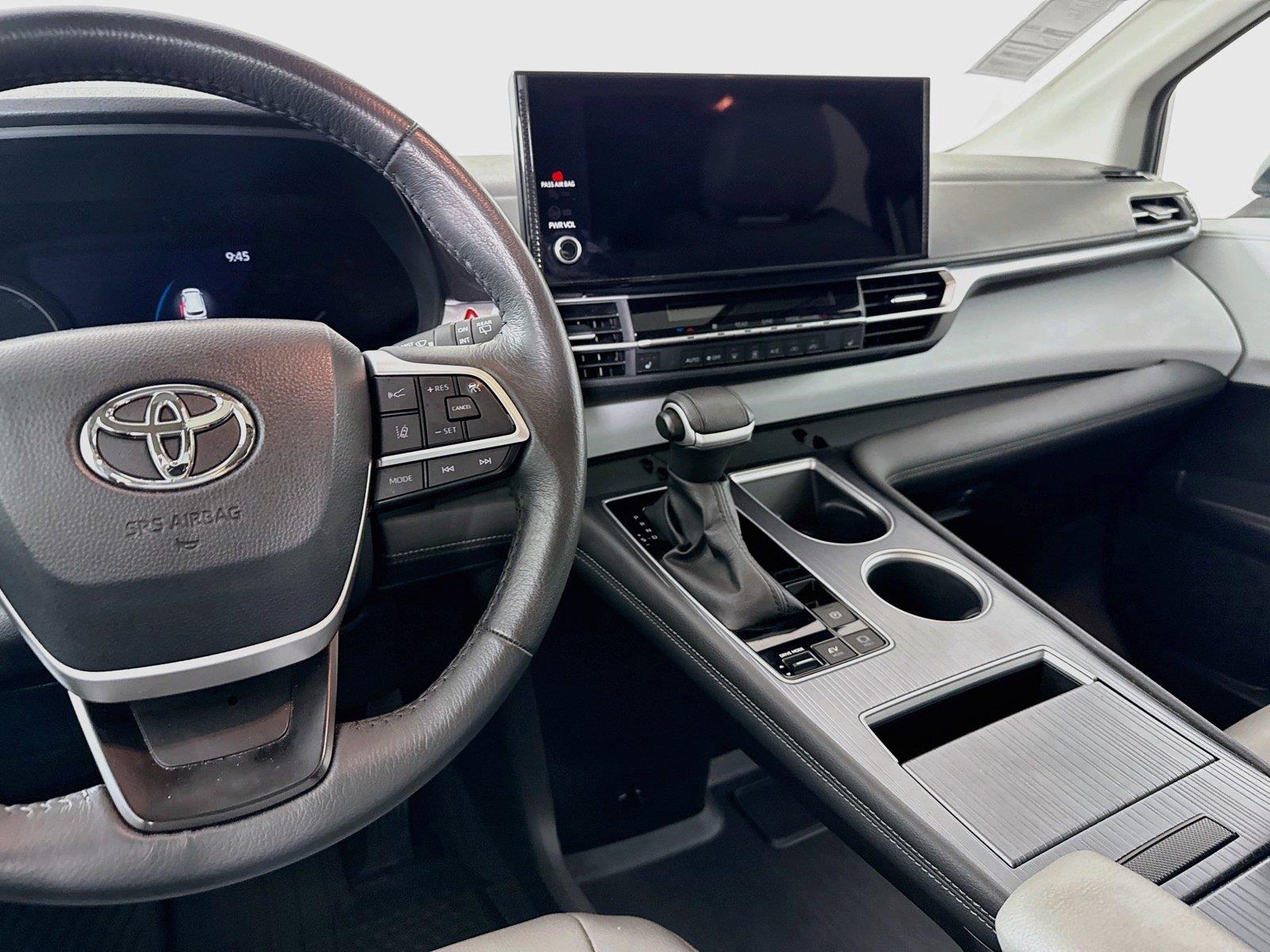 2025 Toyota Sienna XLE 8-Passenger photo 32