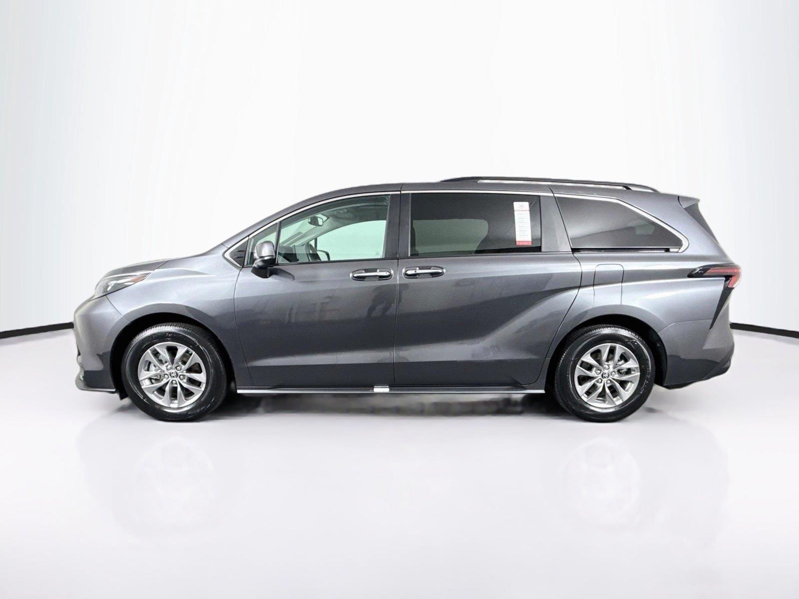 2025 Toyota Sienna XLE 8-Passenger photo 13