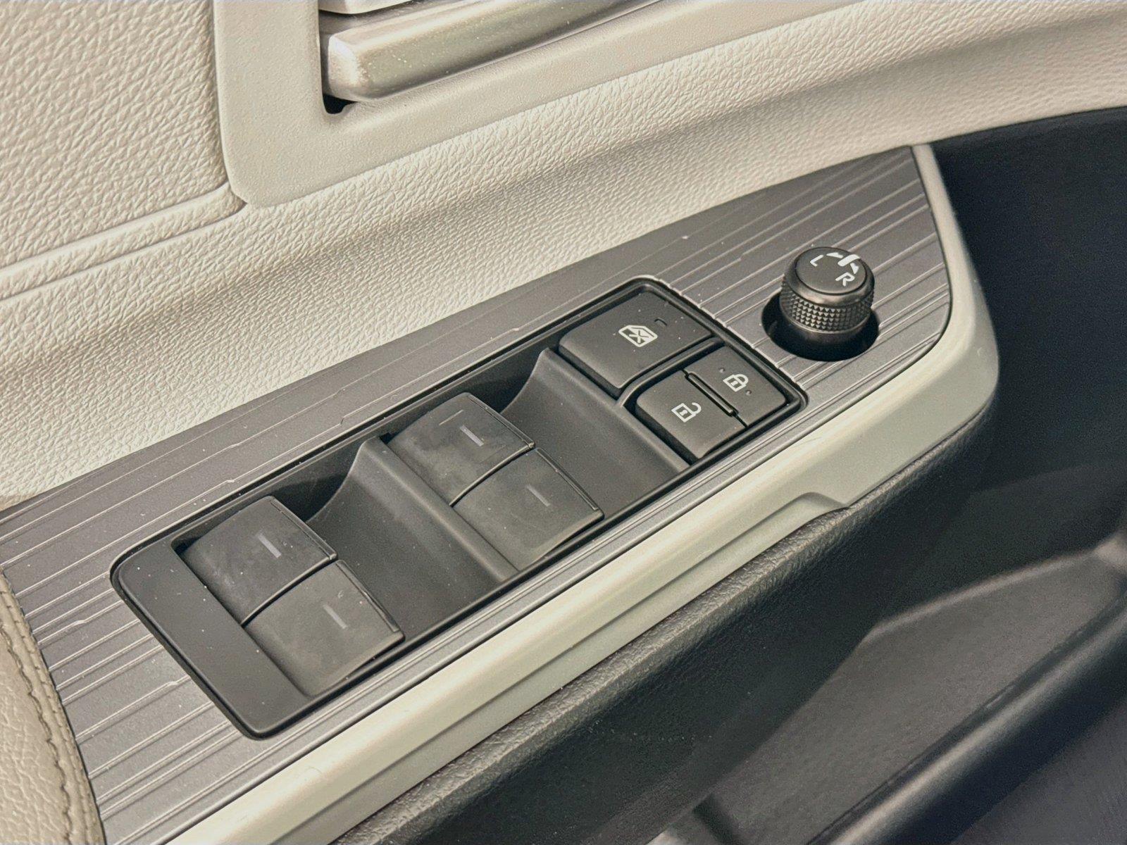 2025 Toyota Sienna XLE 8-Passenger photo 28