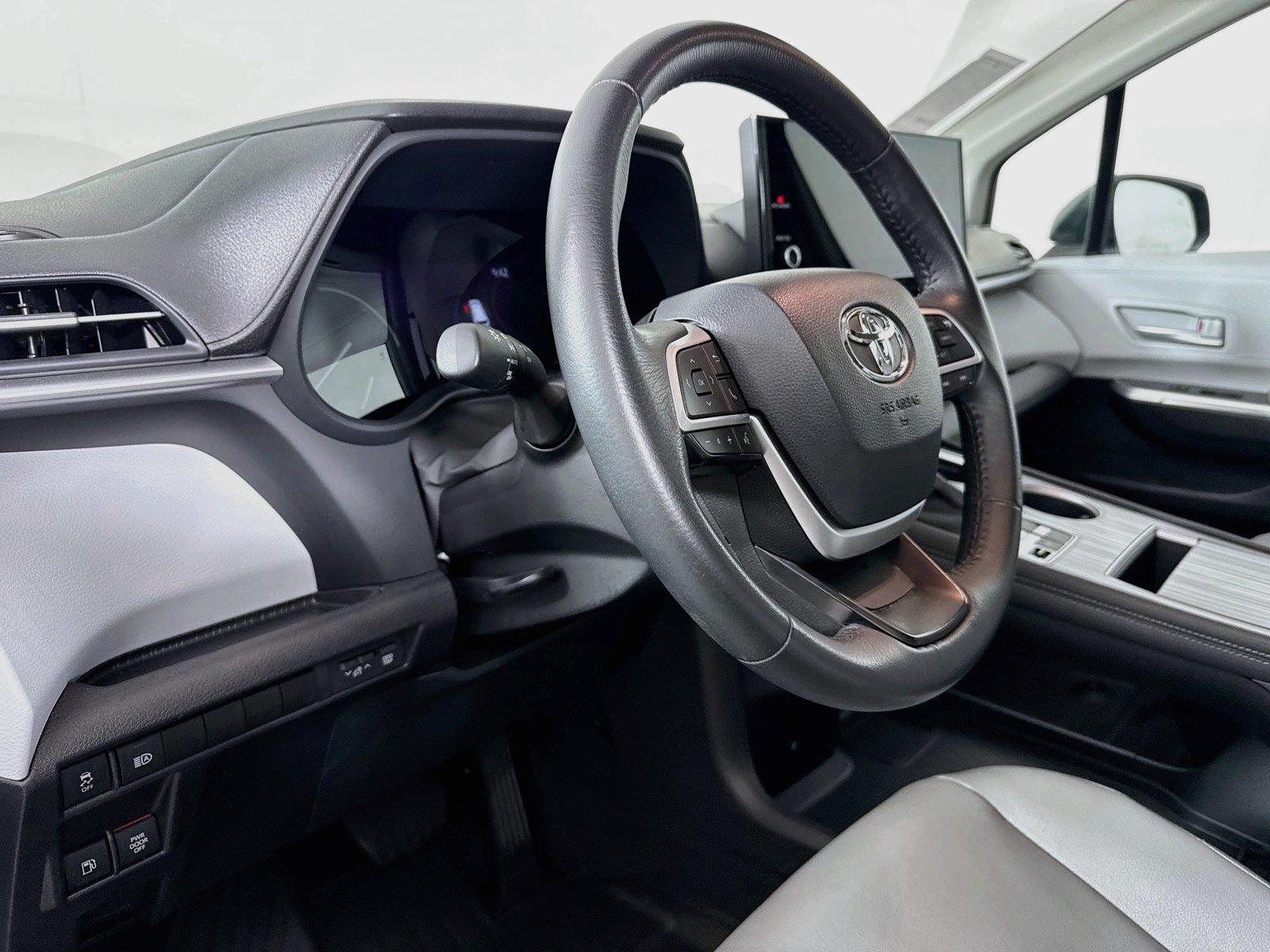 2025 Toyota Sienna XLE 8-Passenger photo 3