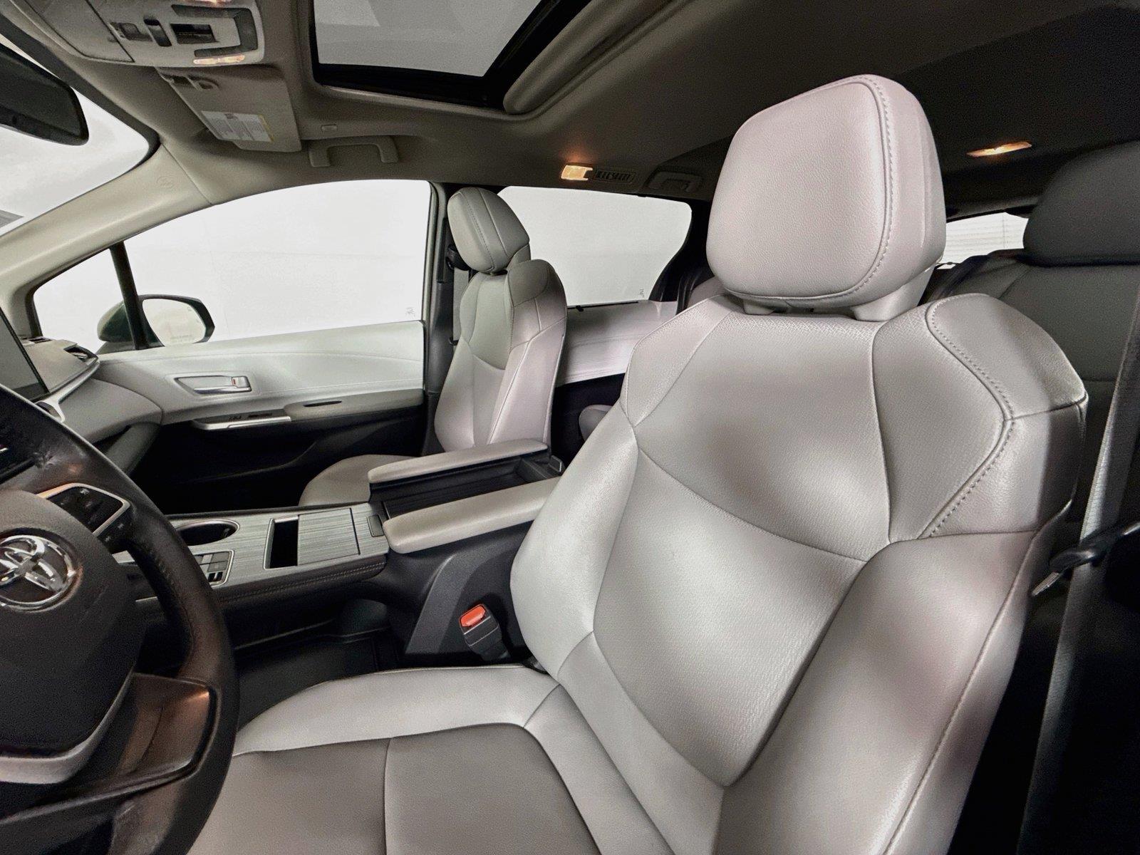 2025 Toyota Sienna XLE 8-Passenger photo 2
