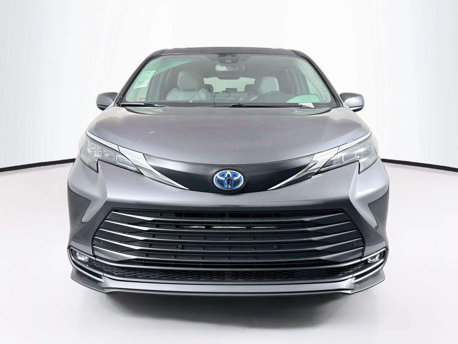 2025 Toyota Sienna XLE 8-Passenger photo 8