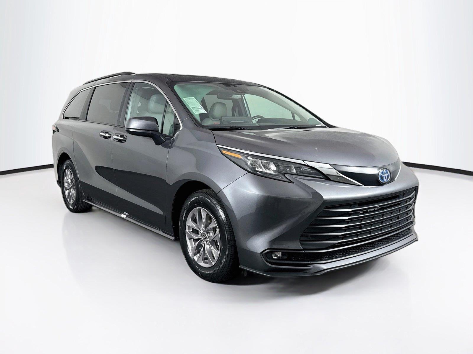 2025 Toyota Sienna XLE 8-Passenger photo 9