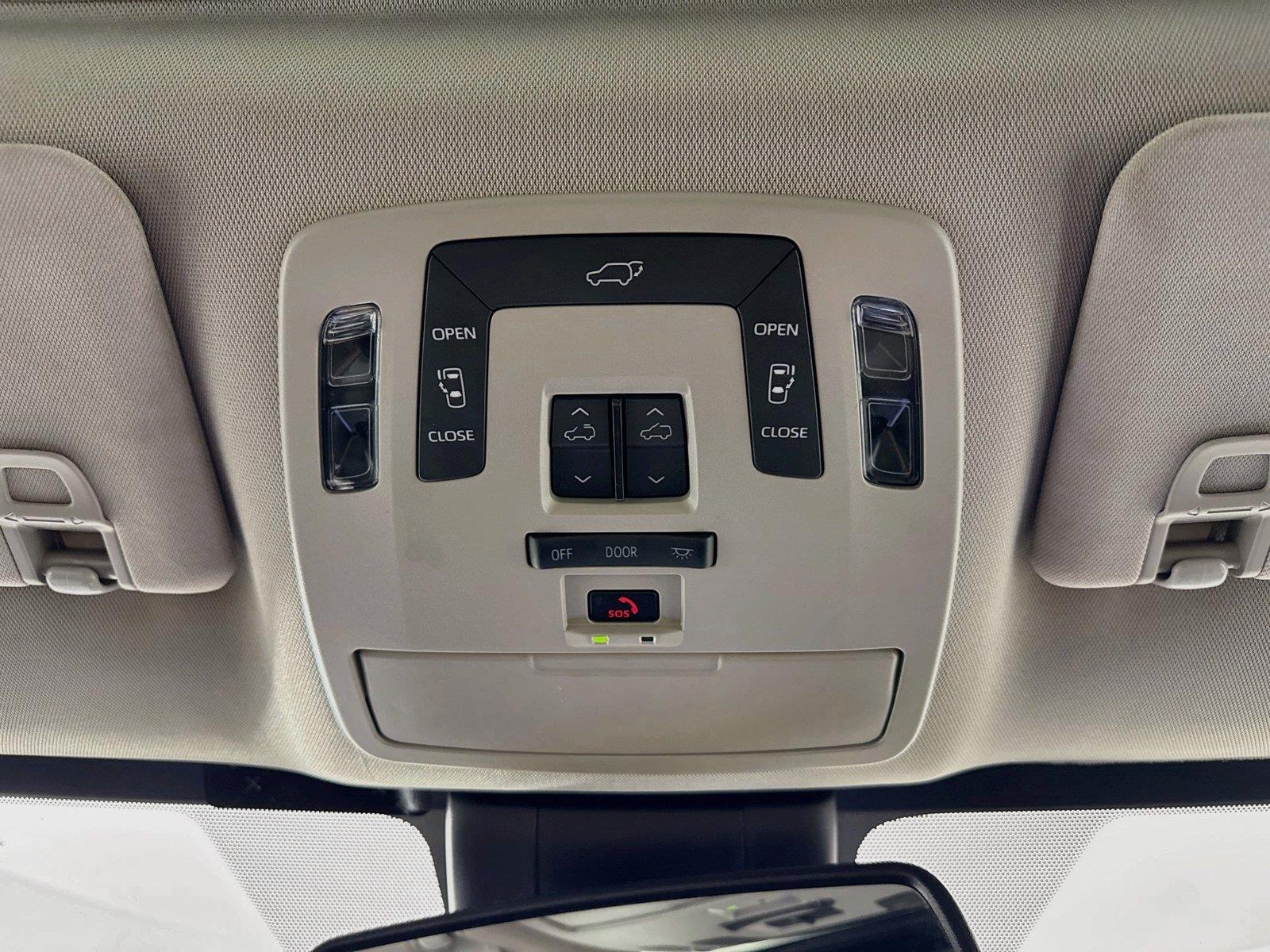 2025 Toyota Sienna XLE 8-Passenger photo 23