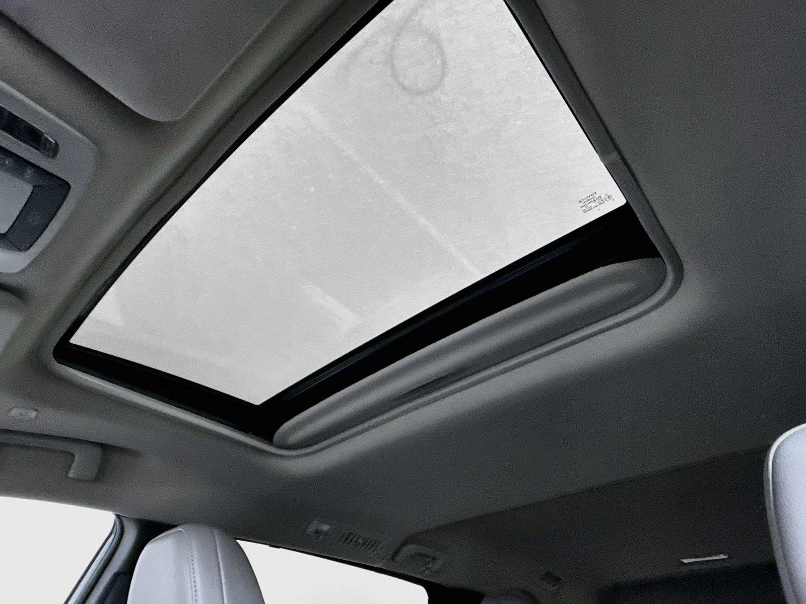 2025 Toyota Sienna XLE 8-Passenger photo 5