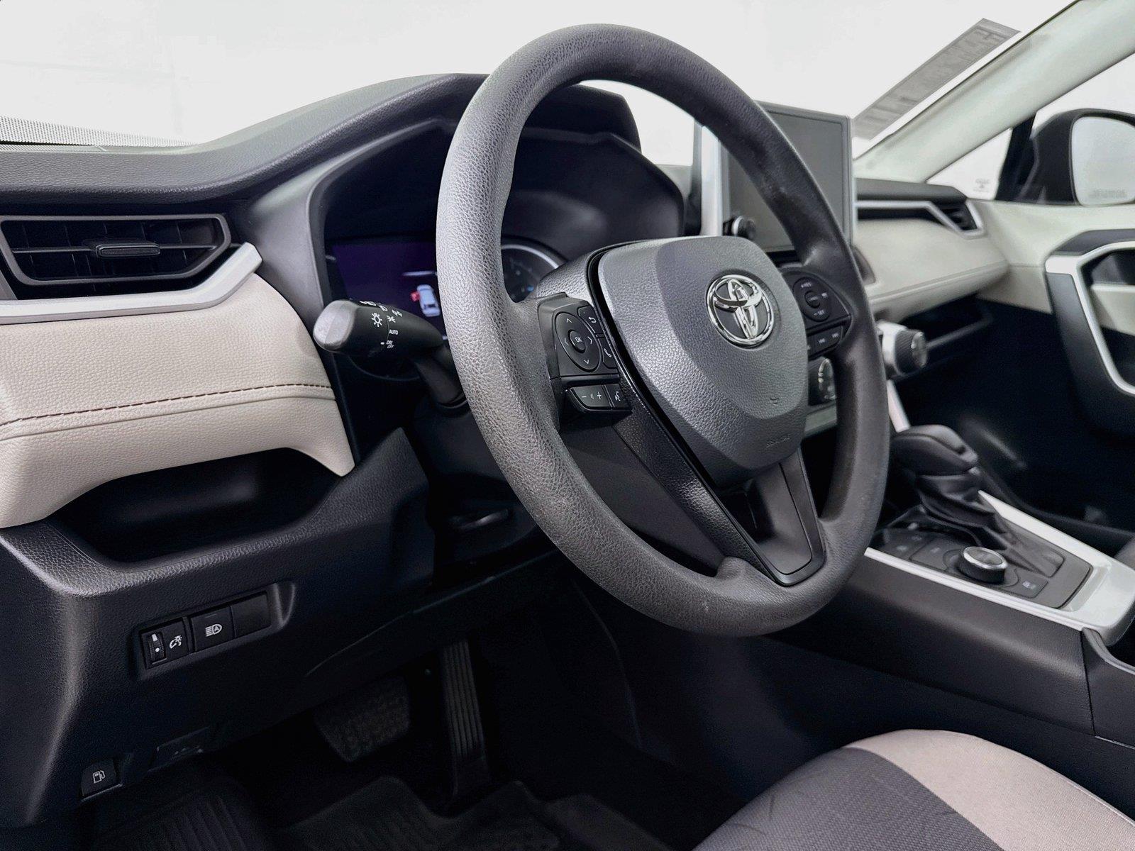 2023 Toyota RAV4 Hybrid XLE photo 3