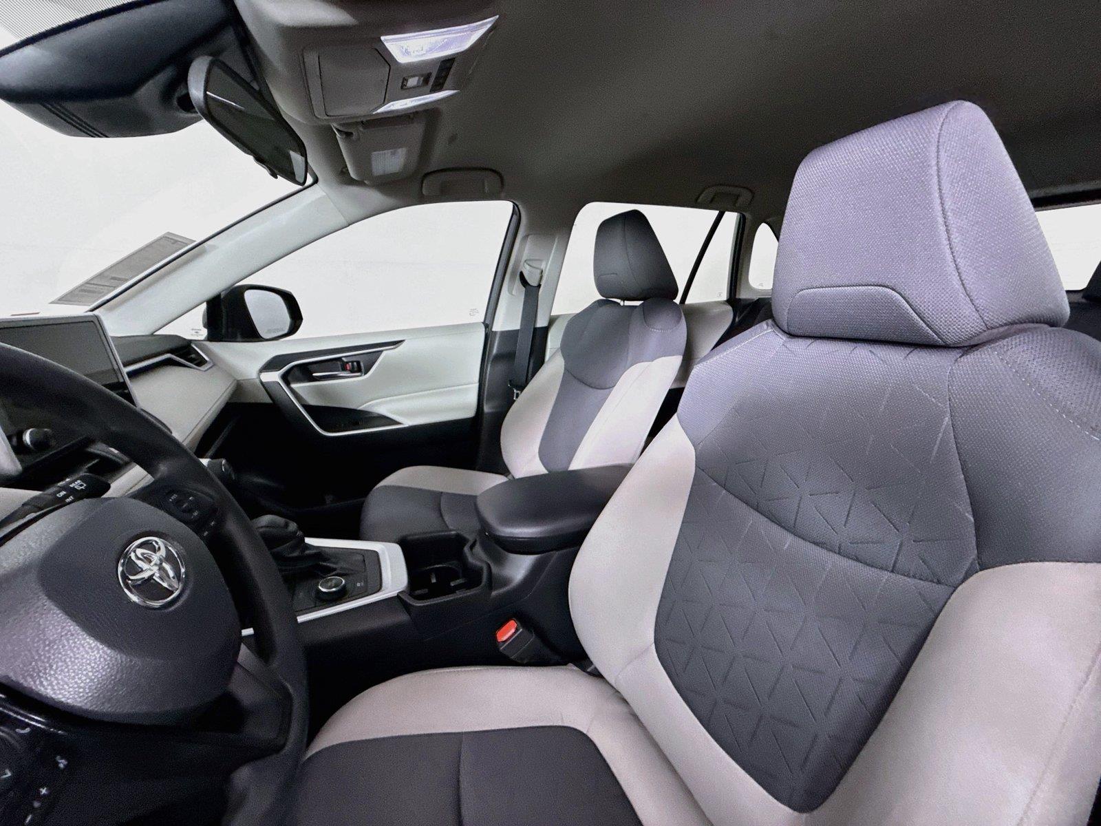 2023 Toyota RAV4 Hybrid XLE photo 2