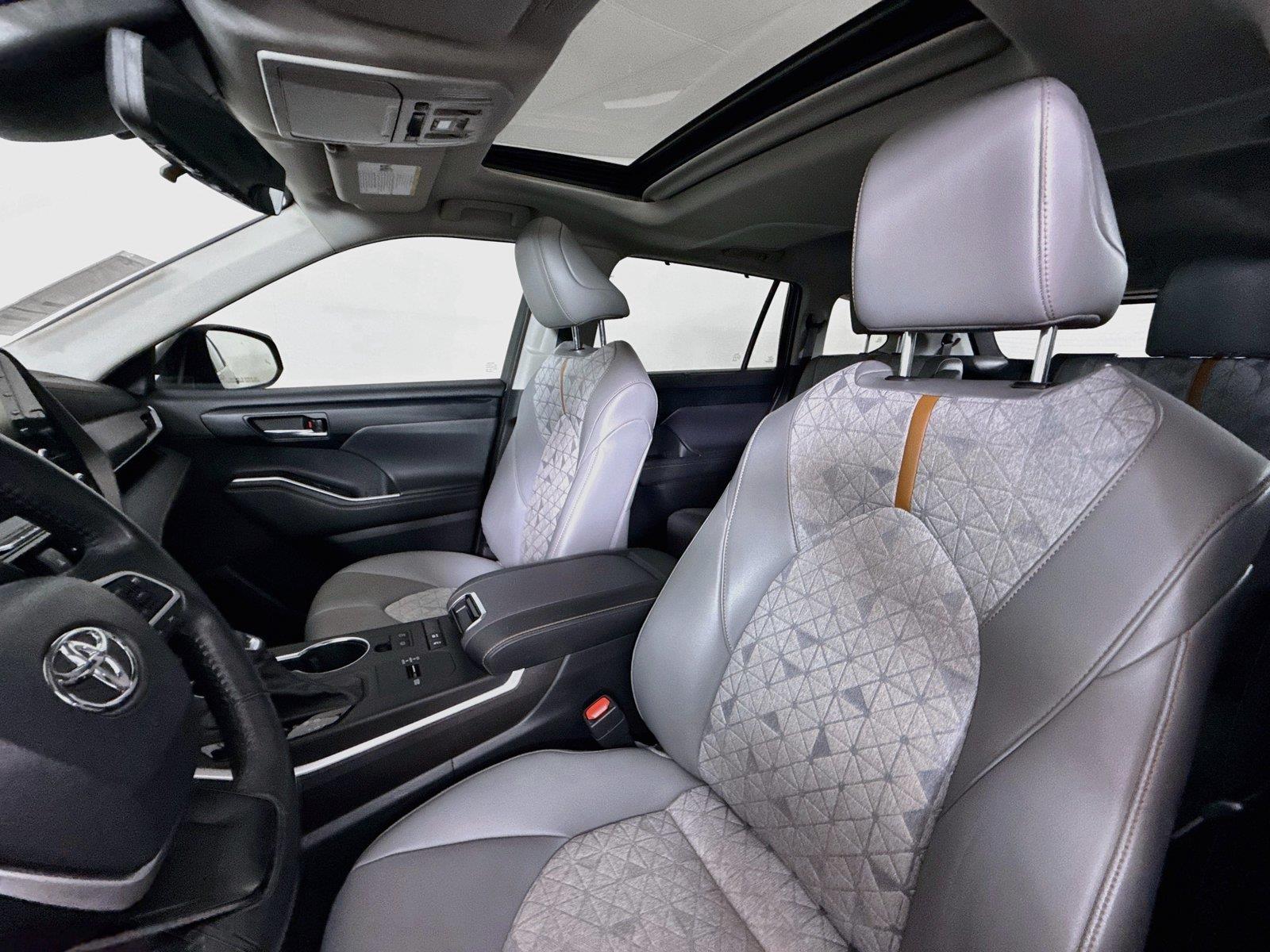 2022 Toyota Highlander Hybrid Bronze Edition photo 2