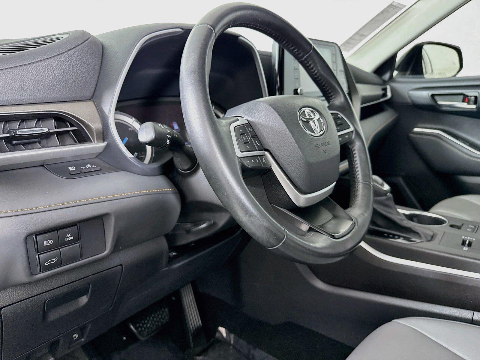 2022 Toyota Highlander Hybrid Bronze Edition photo 3