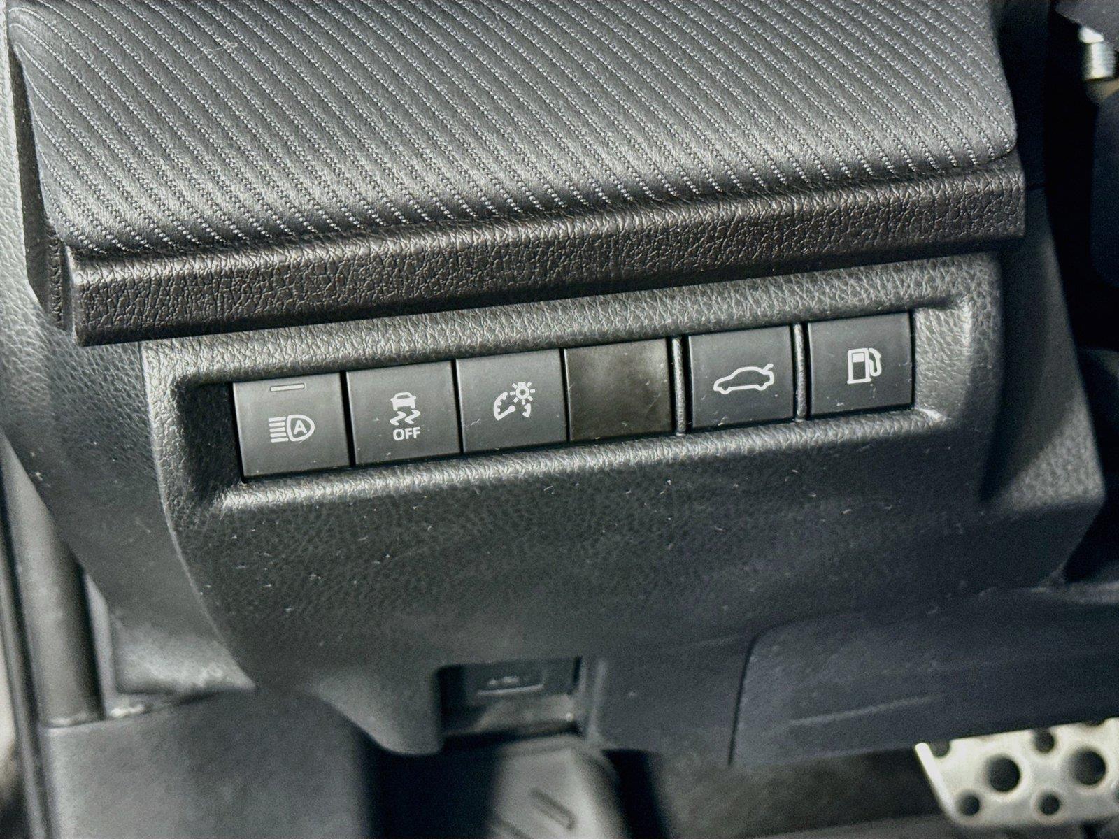 2025 Toyota Camry SE photo 14