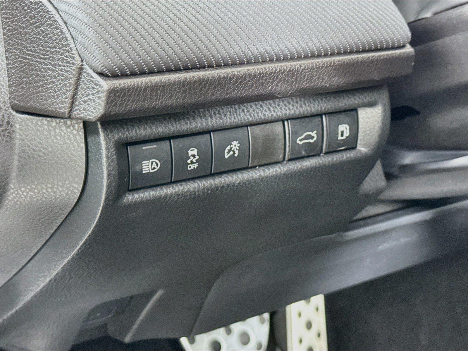 2025 Toyota Camry SE photo 14