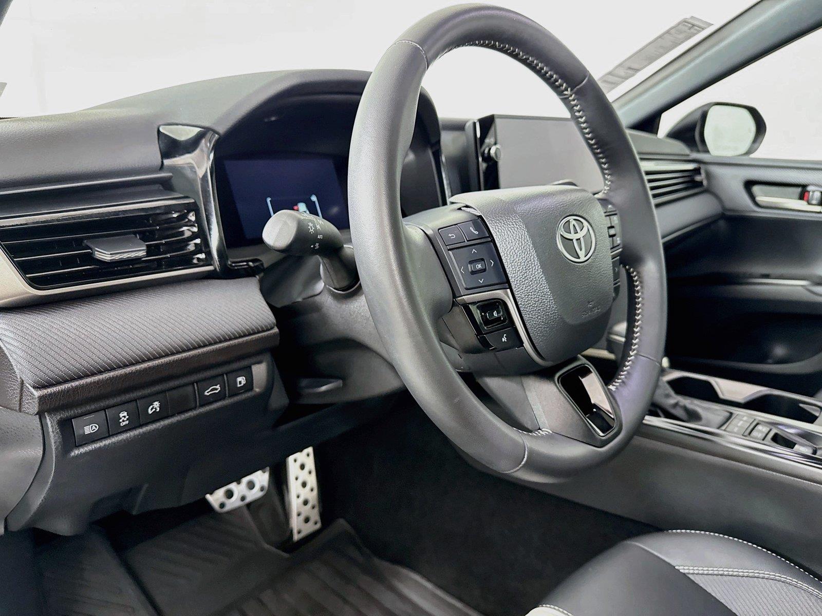 2025 Toyota Camry SE photo 3